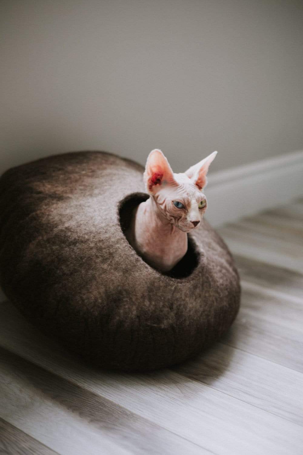 Cozy Himalayan Cat Cave Bed for Small Cats - Soft & Warm Pet Hideaway for Kittens & Small Breeds - Perfect for Indoor Napping, Playtime & Stress Relief