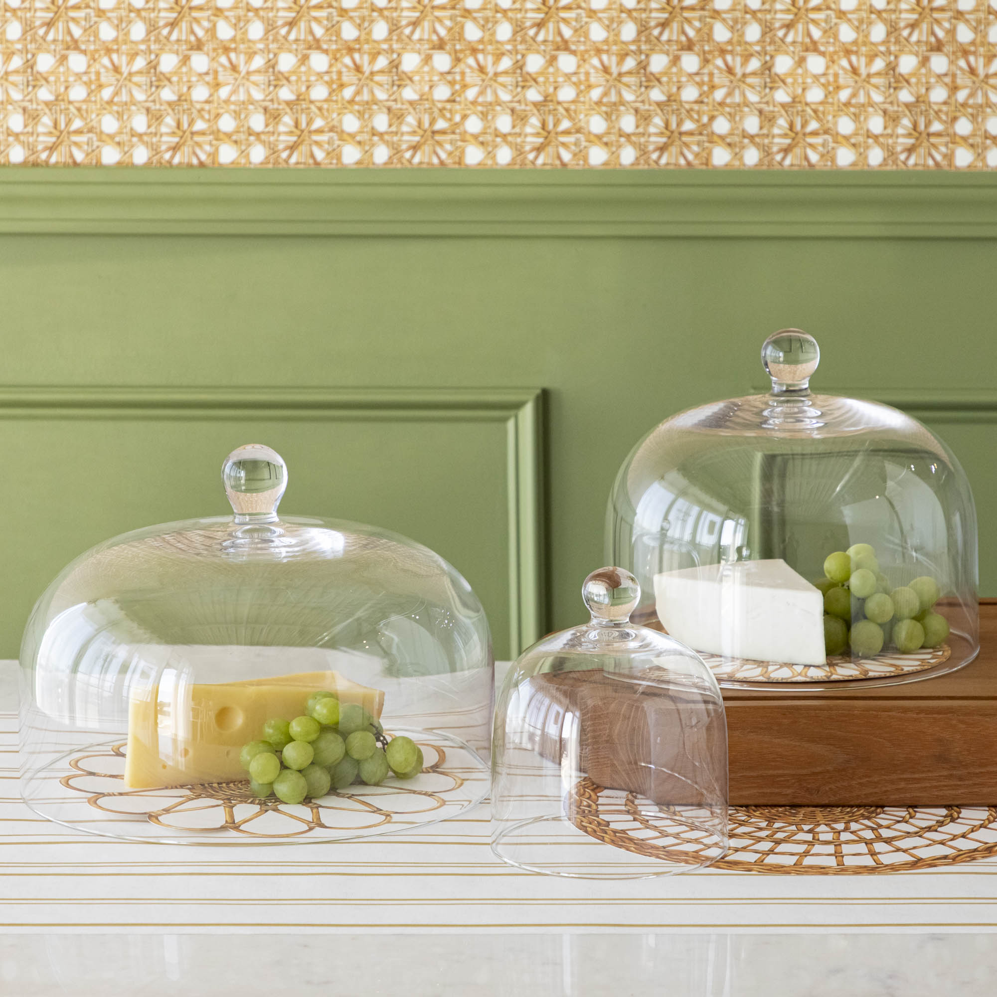 Glass Dome Cloche - Elegant Display Dome for Cakes, Desserts, Wedding Centerpieces & Home Decor - Perfect for Showcasing Delicate Items & Protecting Food