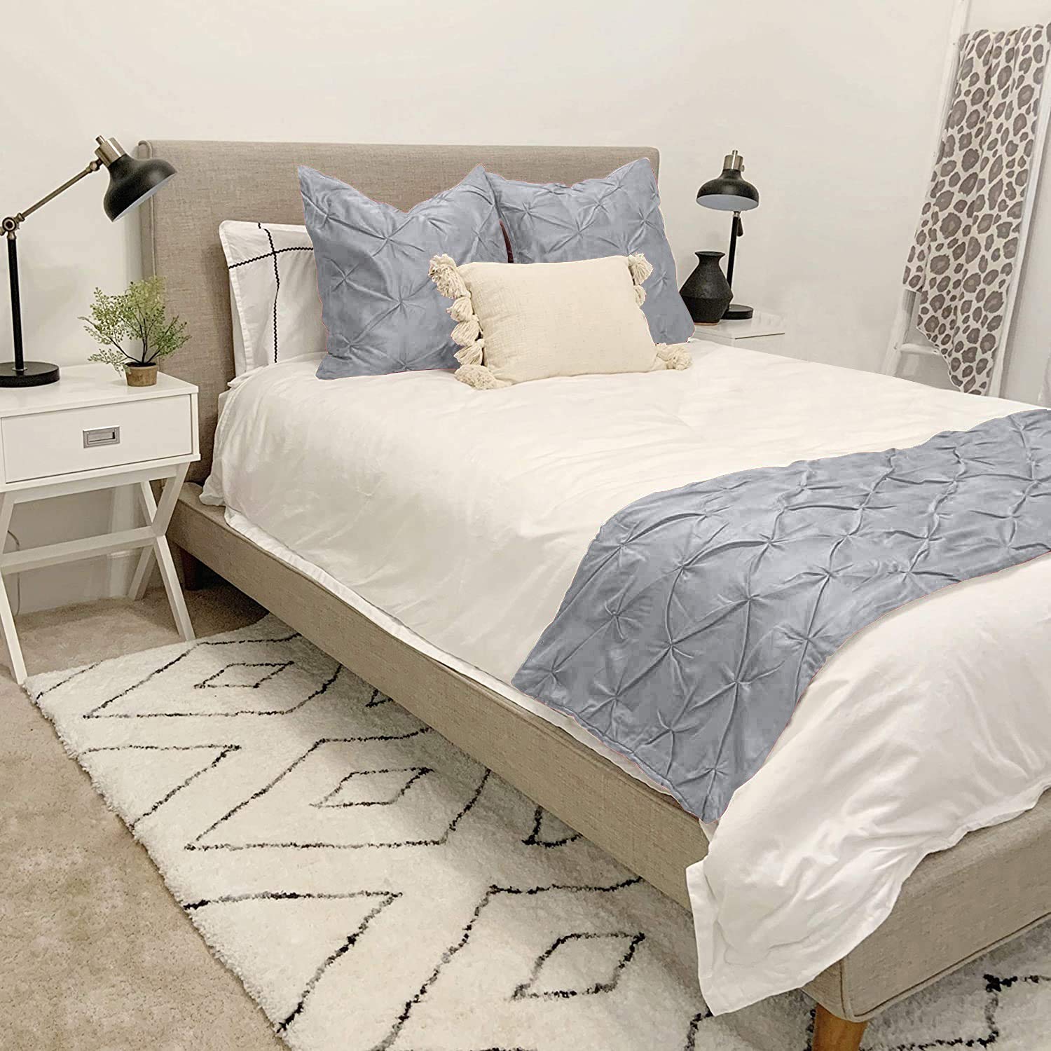Queen Size 800 Thread Count Pinch Pleated Bed Runner - 100% Egyptian Cotton, Silver Solid, Soft & Fade-Resistant - Elegant Bed Scarf for Master Bedroom Decor, Hotel Luxury Bedding & Wedding Decoration