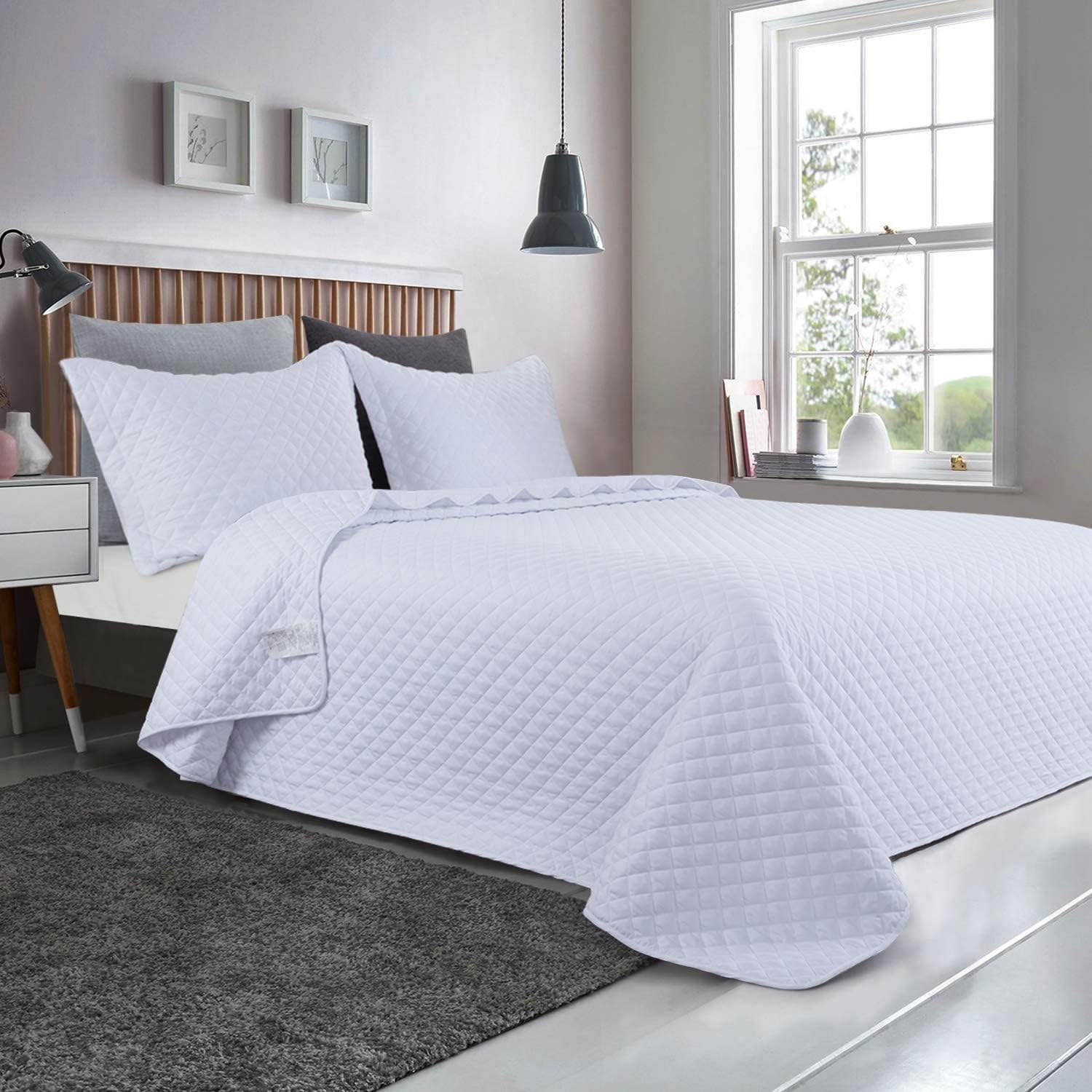 HOMBYS 3 Piece Oversized King Quilt Set - 128x120 Inches Reversible Lightweight Bedspread & Summer Comforter Set | Breathable All-Season Coverlet for King Size Beds | Perfect for Guest Rooms, Master Bedrooms & Vacation Homes (White)