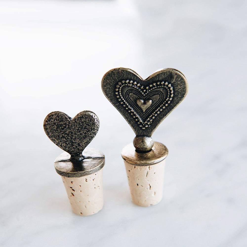 Premium Brass Heart Bottle Stopper - Elegant Wine & Liquor Decanter Plug - Perfect for Home Bars, Wedding Favors & Gift Giving