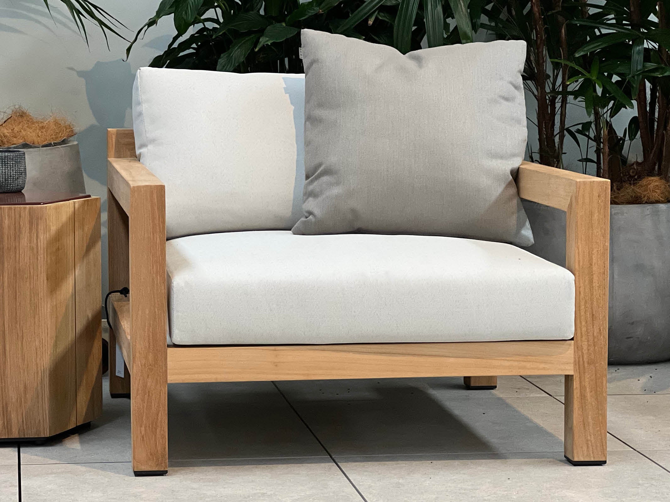 Ariki Lounge Chair - Modern Comfortable Accent Chair for Living Room, Bedroom & Office - Perfect for Relaxing, Reading & Decorating