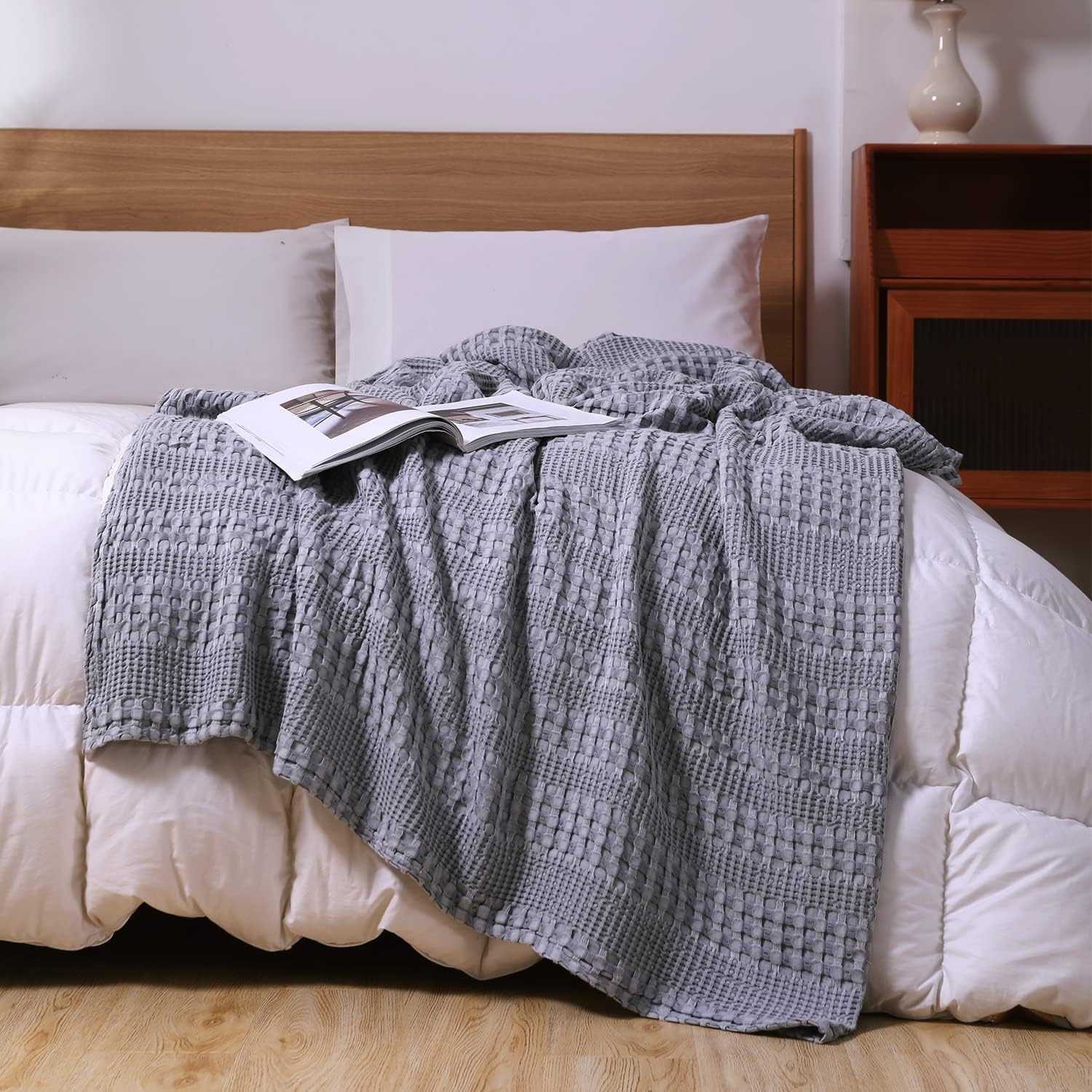 King Size Waffle Weave Blanket - 104x90 Inches Soft Breathable All-Season Throw - Lightweight Grey Bed Blanket for Couch, Sofa & Bedroom - Perfect for Cozy Nights, Lounging & Home Decor
