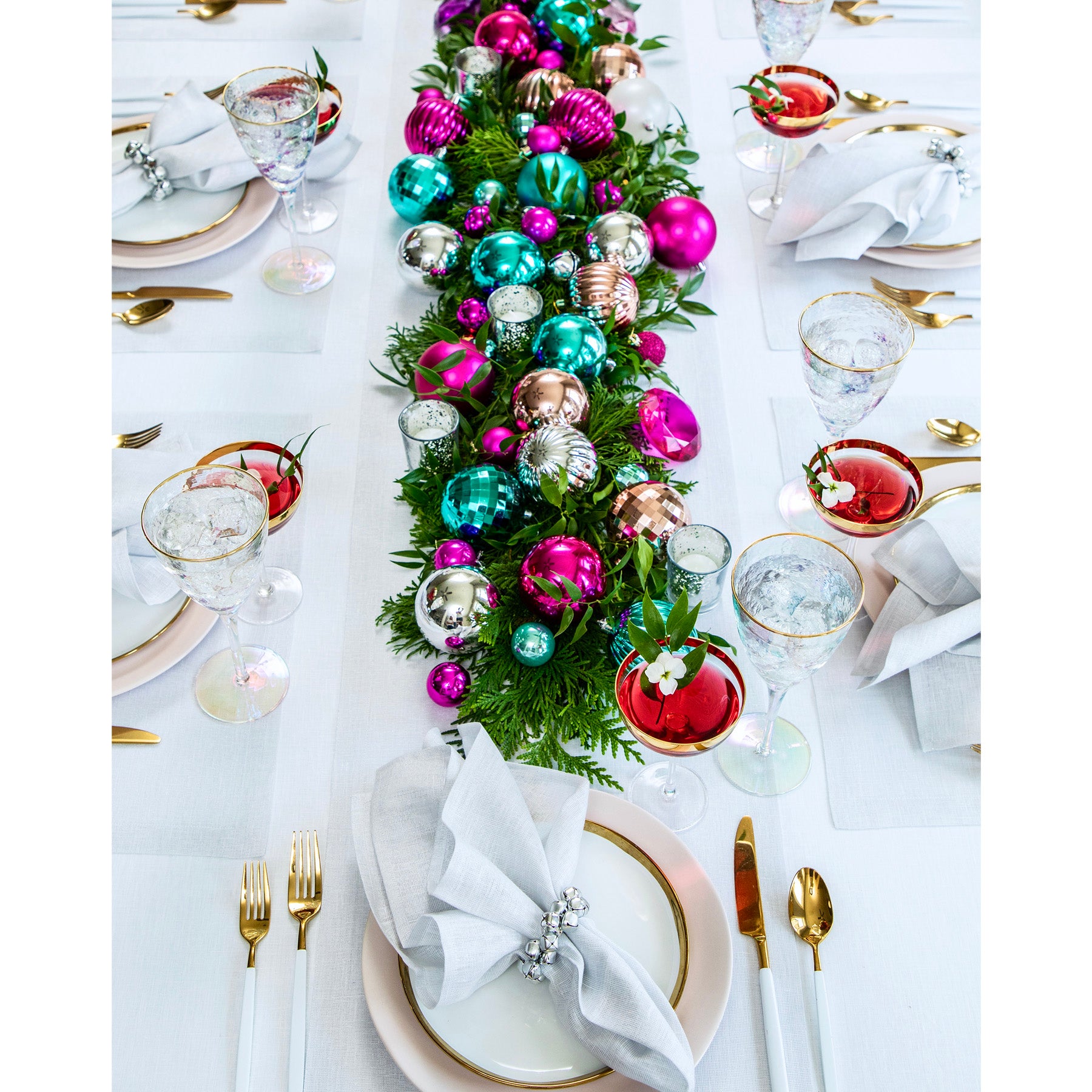 Elegant Festive Table Runner for Holiday Decor - Perfect for Christmas, Thanksgiving & Dinner Parties