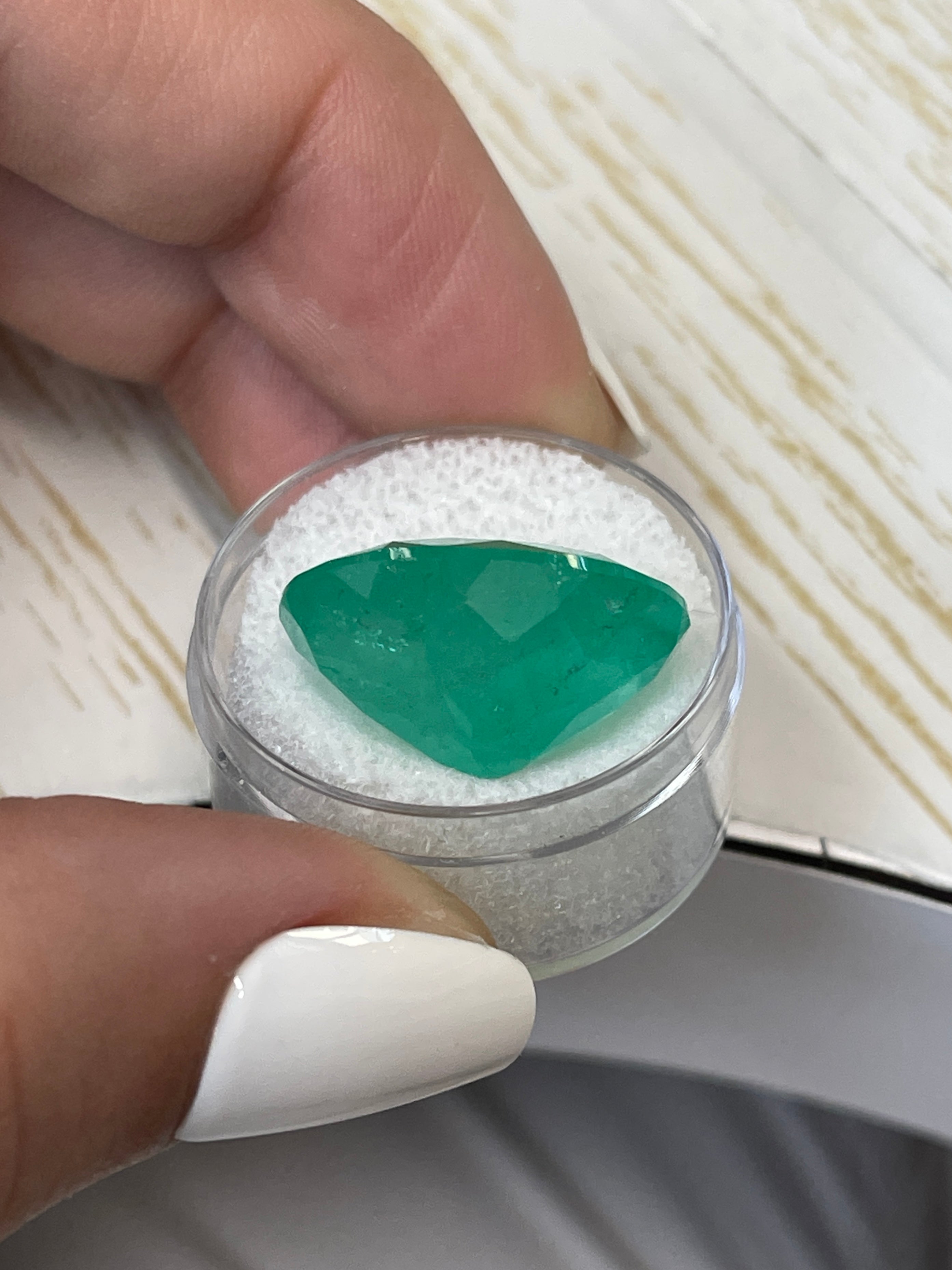 20.05 Carat Natural Colombian Emerald Loose Gemstone - Oval Cut Green Emerald for Jewelry Making, Engagement Rings & Luxury Gifts