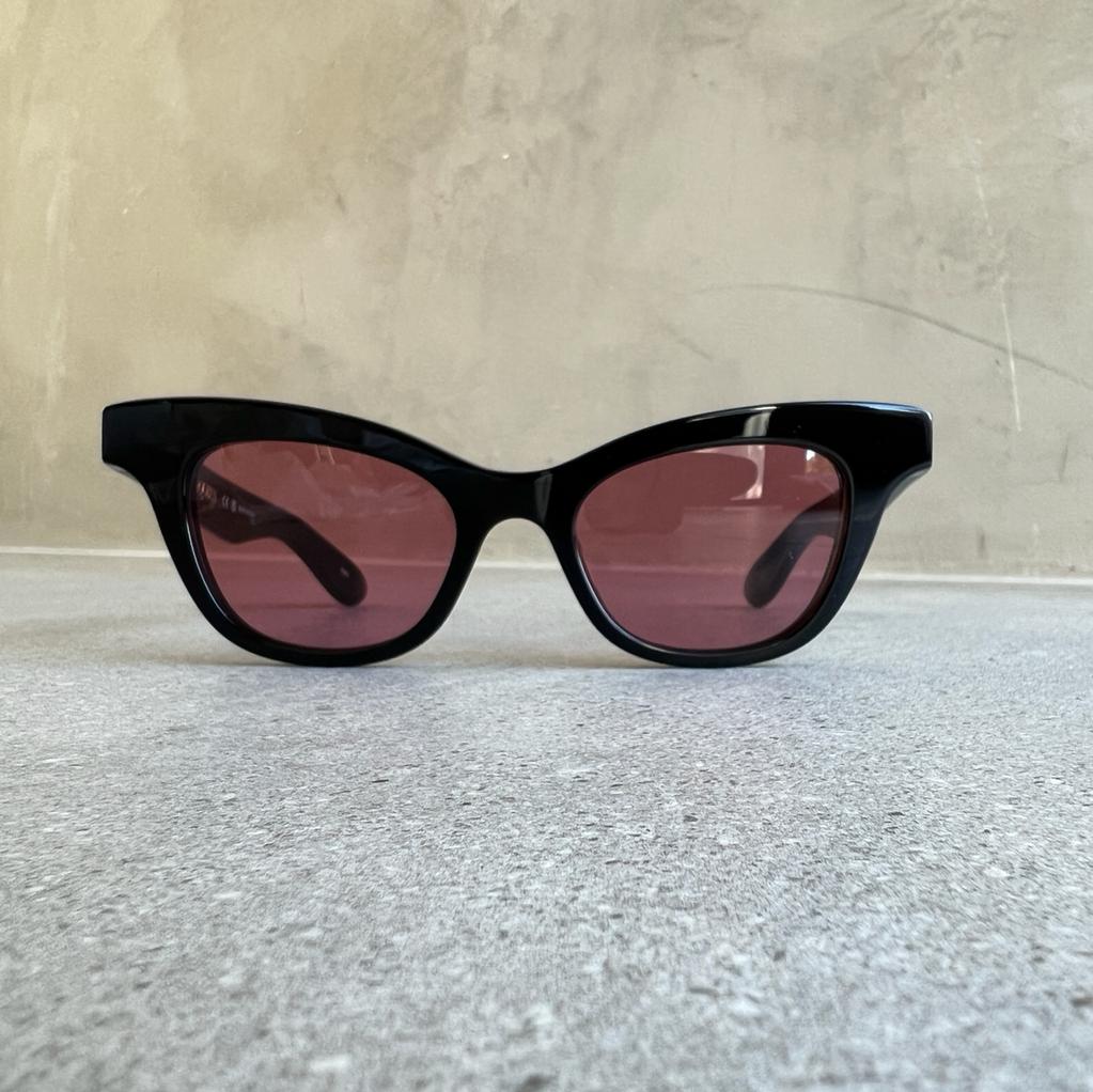 AMQ AM0381S Polarized Sunglasses for Men & Women - Black/Pink Gradient Lens - UV Protection - Fashionable & Lightweight for Driving, Beach, and Outdoor Activities