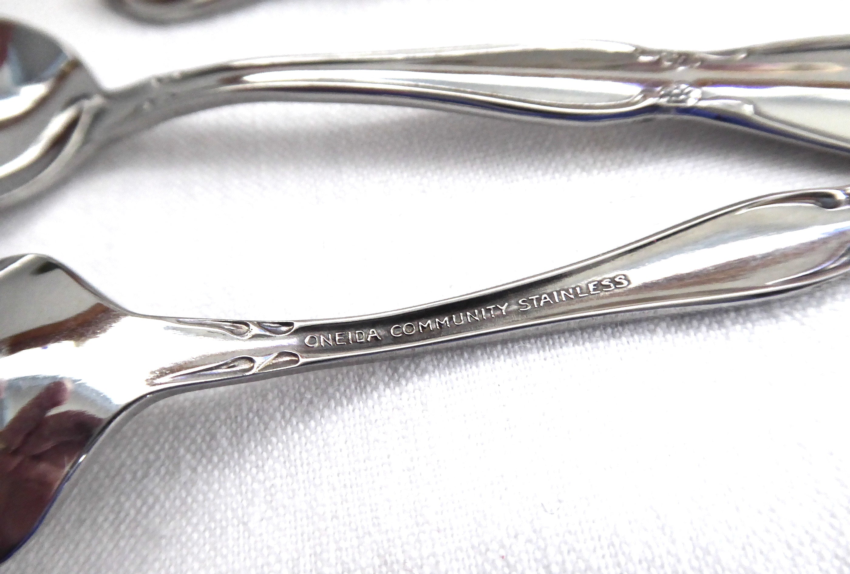 Oneida Chatelaine 4-Piece Demi Teaspoon Set - Stainless Steel Coffee & Tea Spoons - Perfect for Afternoon Tea, Desserts, and Coffee Bars