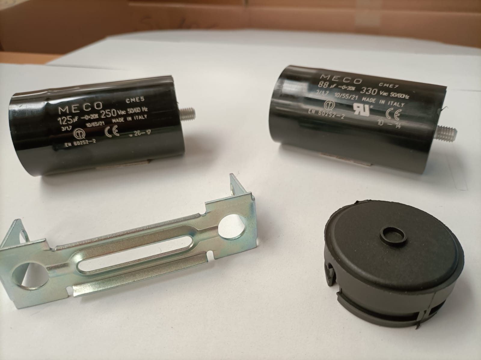 CME5 47uF 250VAC Motor Start Capacitor - Plastic Case, 47-56uF 250VAC 50/60Hz, Double Faston Terminals & M8 Fixing Stud (D38x70mm) - Ideal for HVAC Systems, Pumps, and Industrial Motors