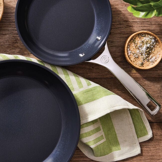 Le Creuset Essential Ceramic Non-Stick Fry Pan - 10 Inch Skillet for Sauteing, Frying & Baking - Oven & Stovetop Safe - Perfect for Eggs, Pancakes & Stir-Fry