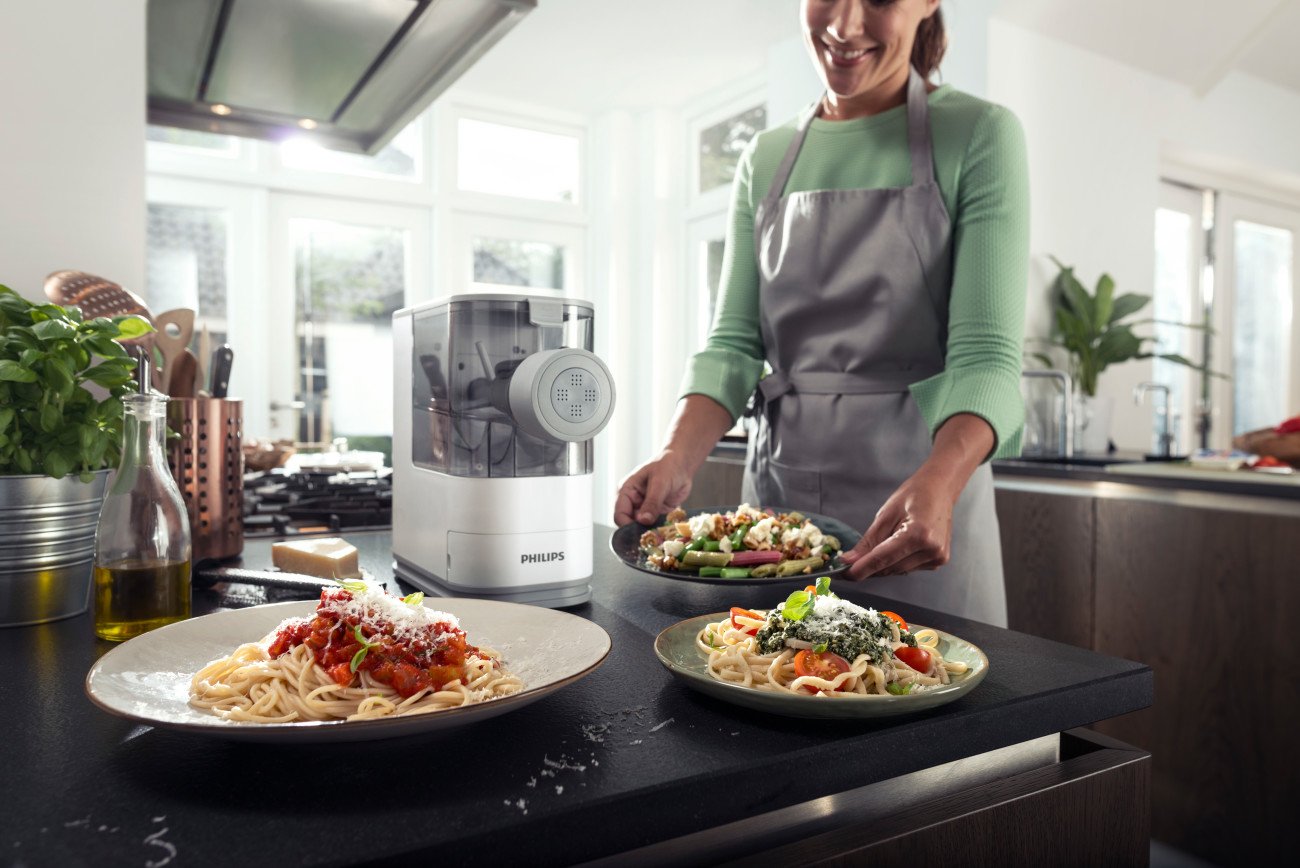 Philips Viva Collection HR2370/05 Compact Automatic Pasta and Noodle Maker Machine with 3 Classic Shaping Discs & Recipe Book - Perfect for Homemade Italian Pasta, Asian Noodles & Family Cooking - Small White Kitchen Appliance for Home Chefs