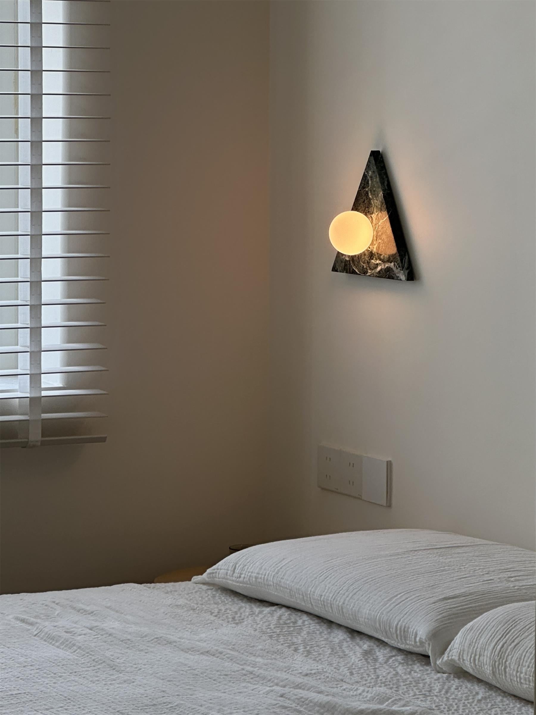 Modern Bermuda Wall Lamp - Sleek LED Sconce Lighting for Bedroom, Living Room & Hallway - Energy Efficient Indoor Wall Light Fixture (Black/White) - Perfect for Ambient, Accent & Decorative Lighting