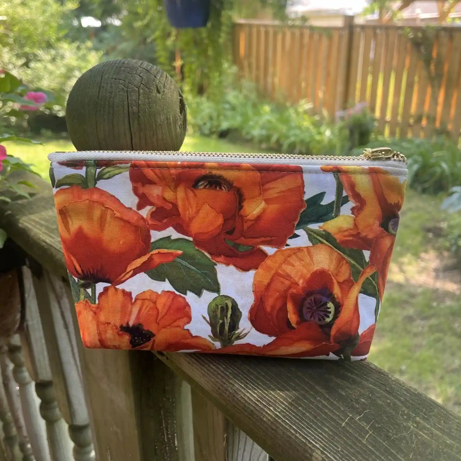 Poppies Print Small Carry All Bag with Gold Zipper - Perfect for Travel, Gym, and Everyday Essentials    或    Stylish Small Carry All Bag with Poppies Print & Gold Zipper - Ideal for Work, School, and Weekend Outings