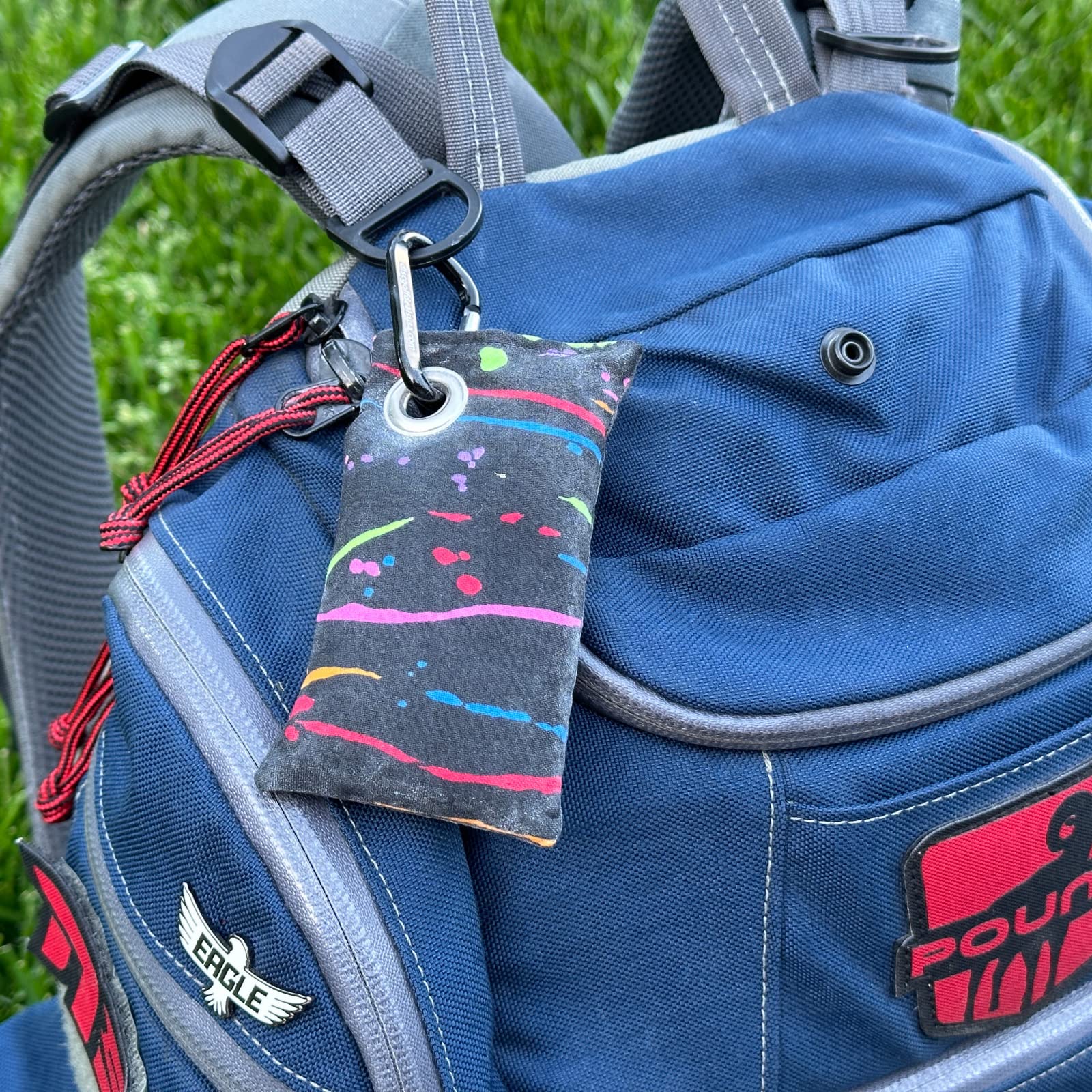 HYZER HOUND DISCS Disc Golf Chalk Bag - Moisture Absorbing Hand Grip Enhancer for Summer Play | Secure Carabiner Attachment | Essential Disc Golf Accessories for Improved Performance | Perfect for Hot Weather & Competitive Tournaments