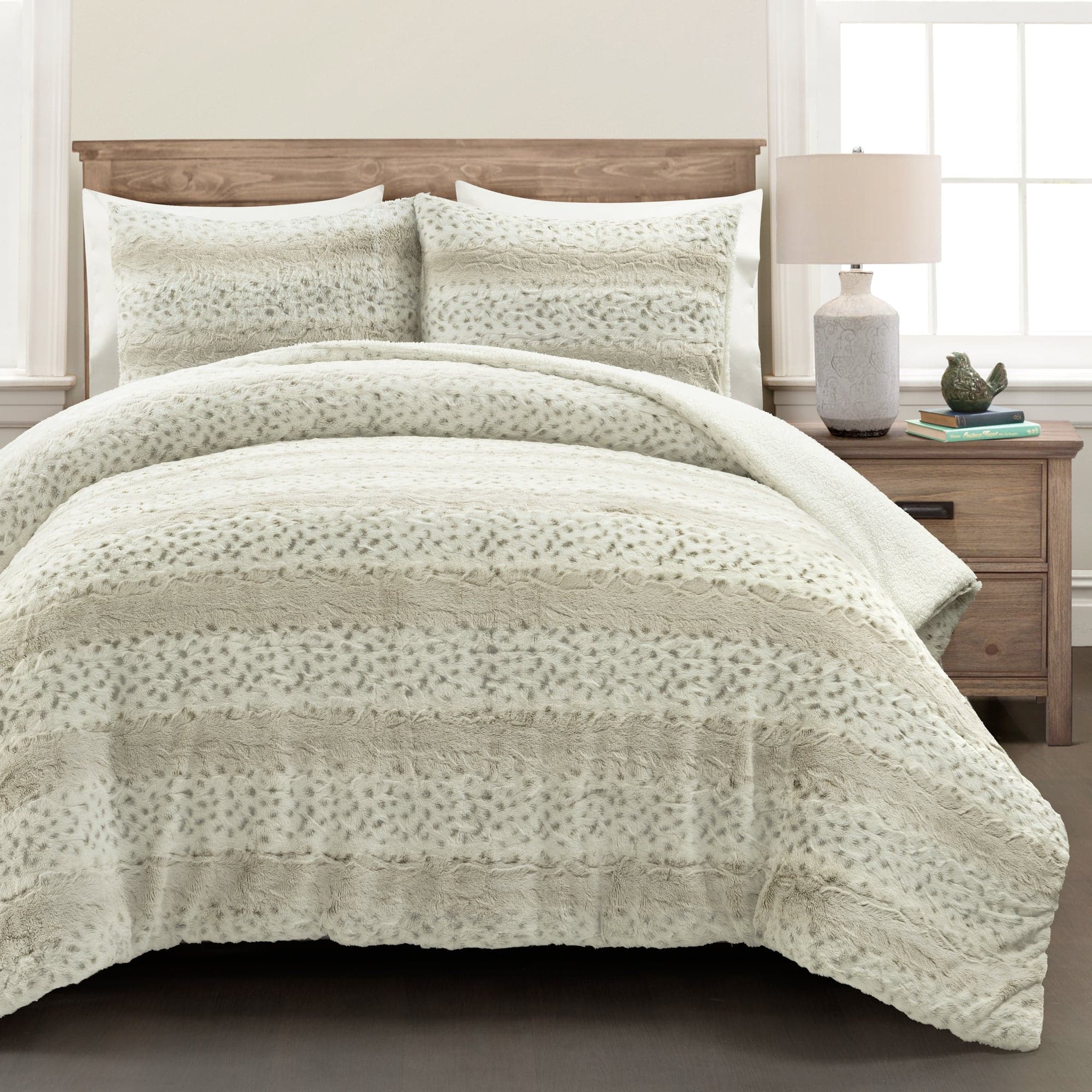 Leopard Print Faux Fur Comforter Set - 3 Piece King/Queen Size Bedding Set with Pillow Shams - Soft Luxury Animal Print Blanket for Bedroom Decor, Winter Warmth & Cozy Home Styling