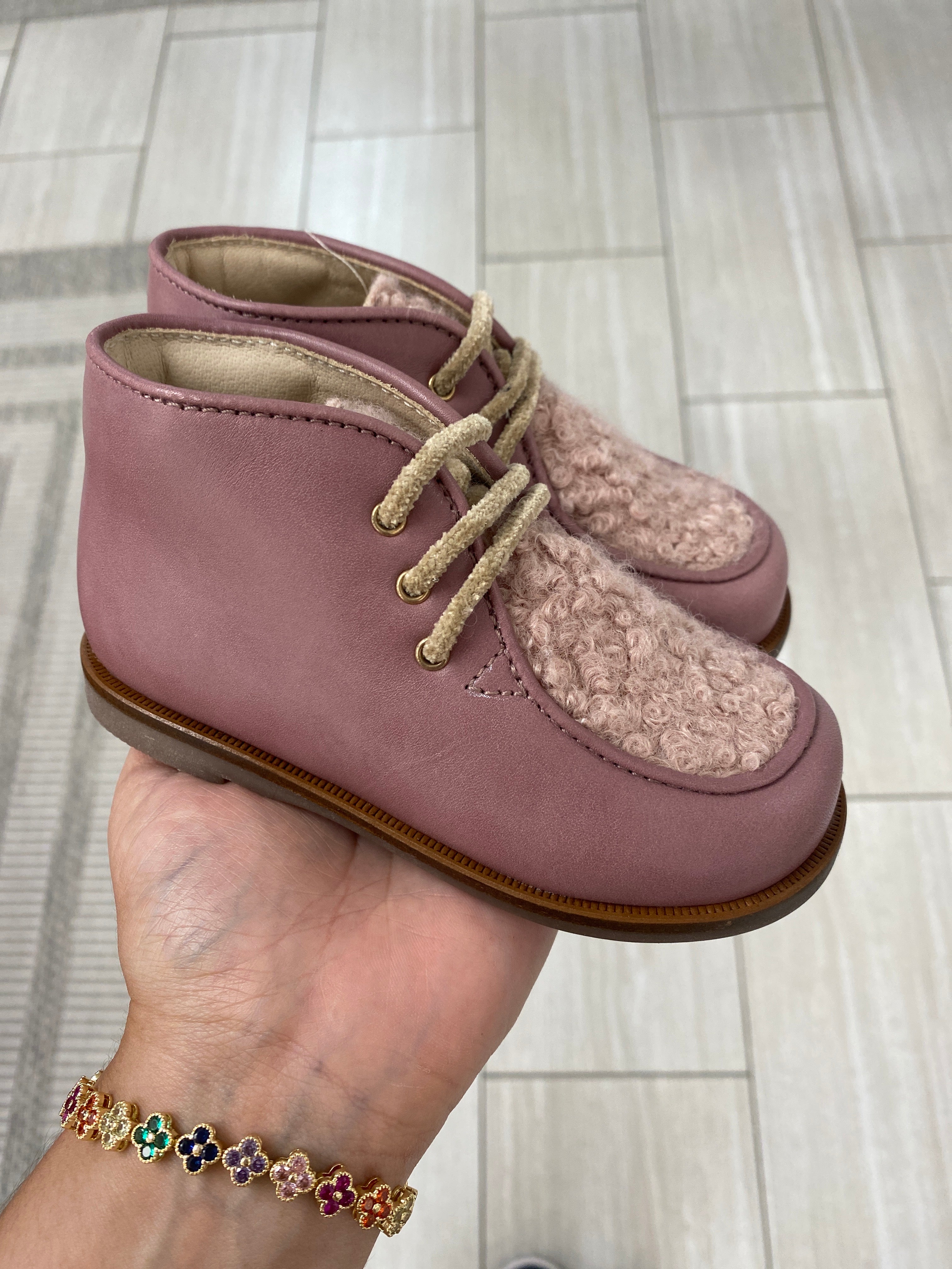 Beberlis Pink Shearling Baby Booties - Soft & Warm Winter Boots for Infants & Toddlers - Perfect for Indoor & Outdoor Use, Playtime & Photo Shoots