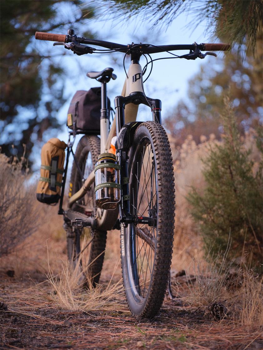 Old Man Mountain Axle Pack - Durable Bike Rack Bag for Adventure Cycling & Commuting | Waterproof Storage for Mountain & Road Bikes | Perfect for Camping, Travel & Daily Use