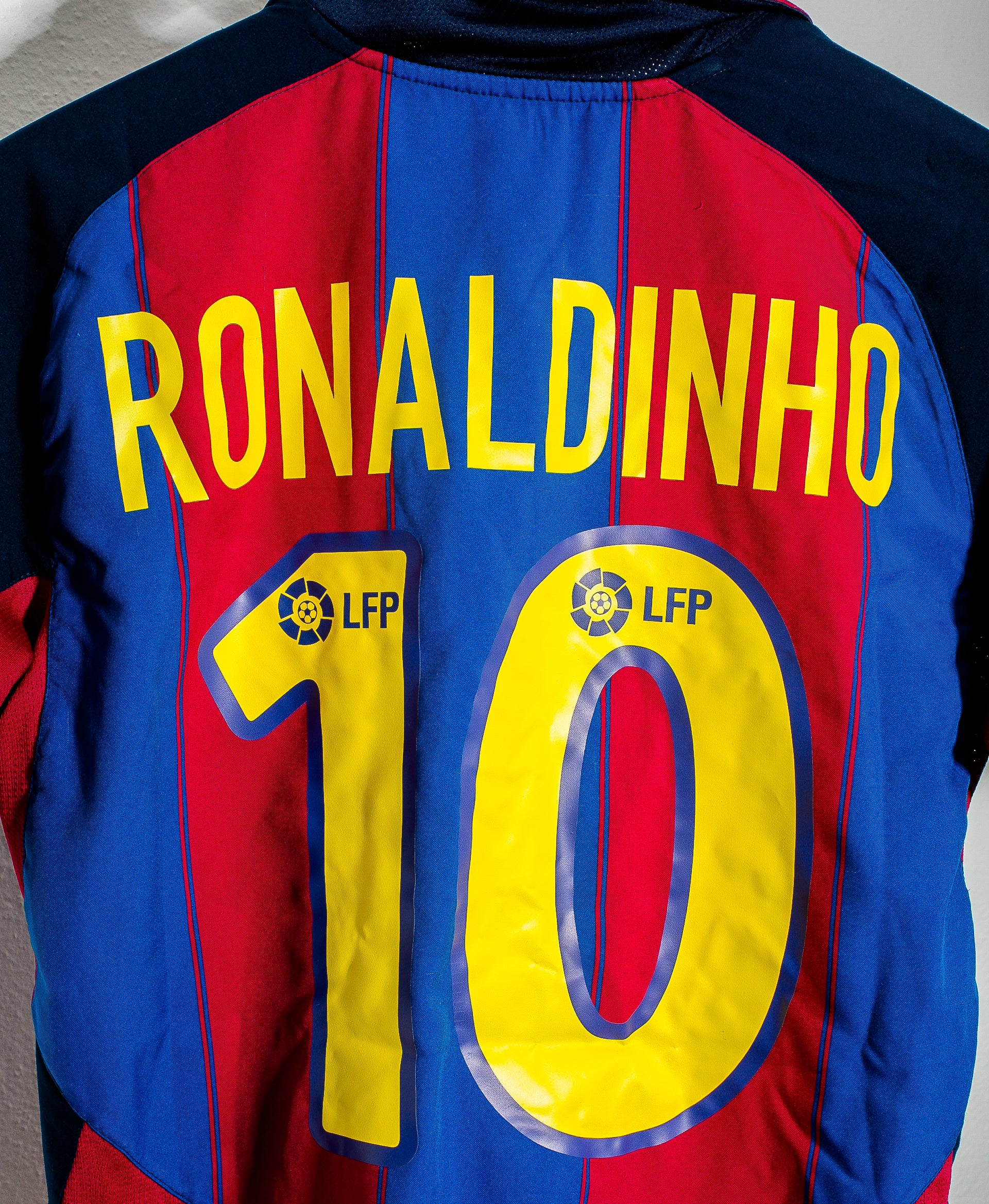 2003-2004 FC Barcelona Home Jersey #10 Ronaldinho (Medium) - Authentic Soccer Shirt for Fans & Collectors - Perfect for Matches, Parties & Sports Memorabilia Display