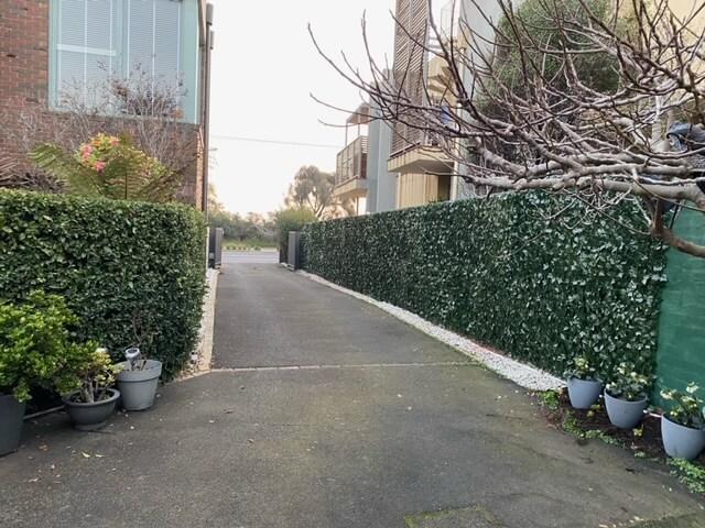 Artificial Ivy Roll 3m x 1m - Realistic Fake Hedge Panel for Privacy Fence, Garden Decor & Wall Covering - UV Resistant & Weatherproof Greenery for Outdoor/Indoor Use