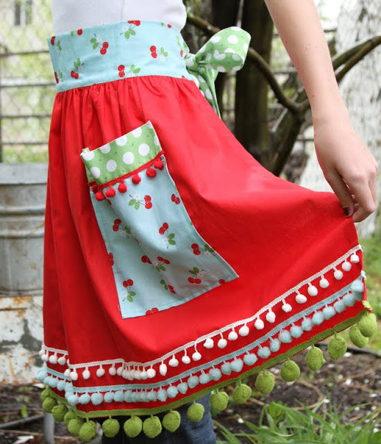 Lori Holt One Yard Apron Sewing Pattern Booklet - DIY Kitchen Apron for Cooking, Baking & Crafting - Perfect for Home Chefs & Sewing Enthusiasts