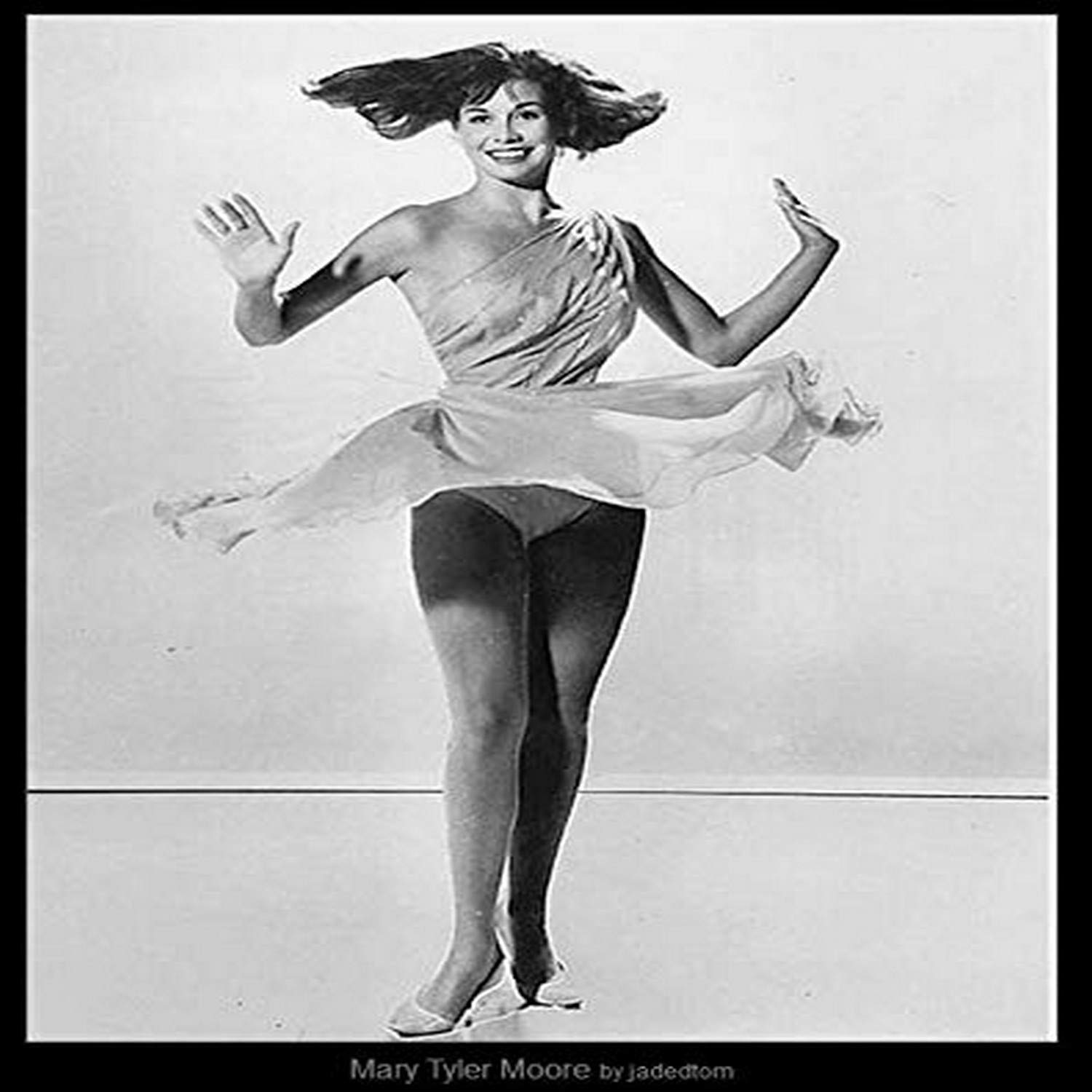 Mary Tyler Moore Twirl Photo Print 8x10 - Vintage TV Show Poster - Perfect for Home Decor, Office & Fan Collections