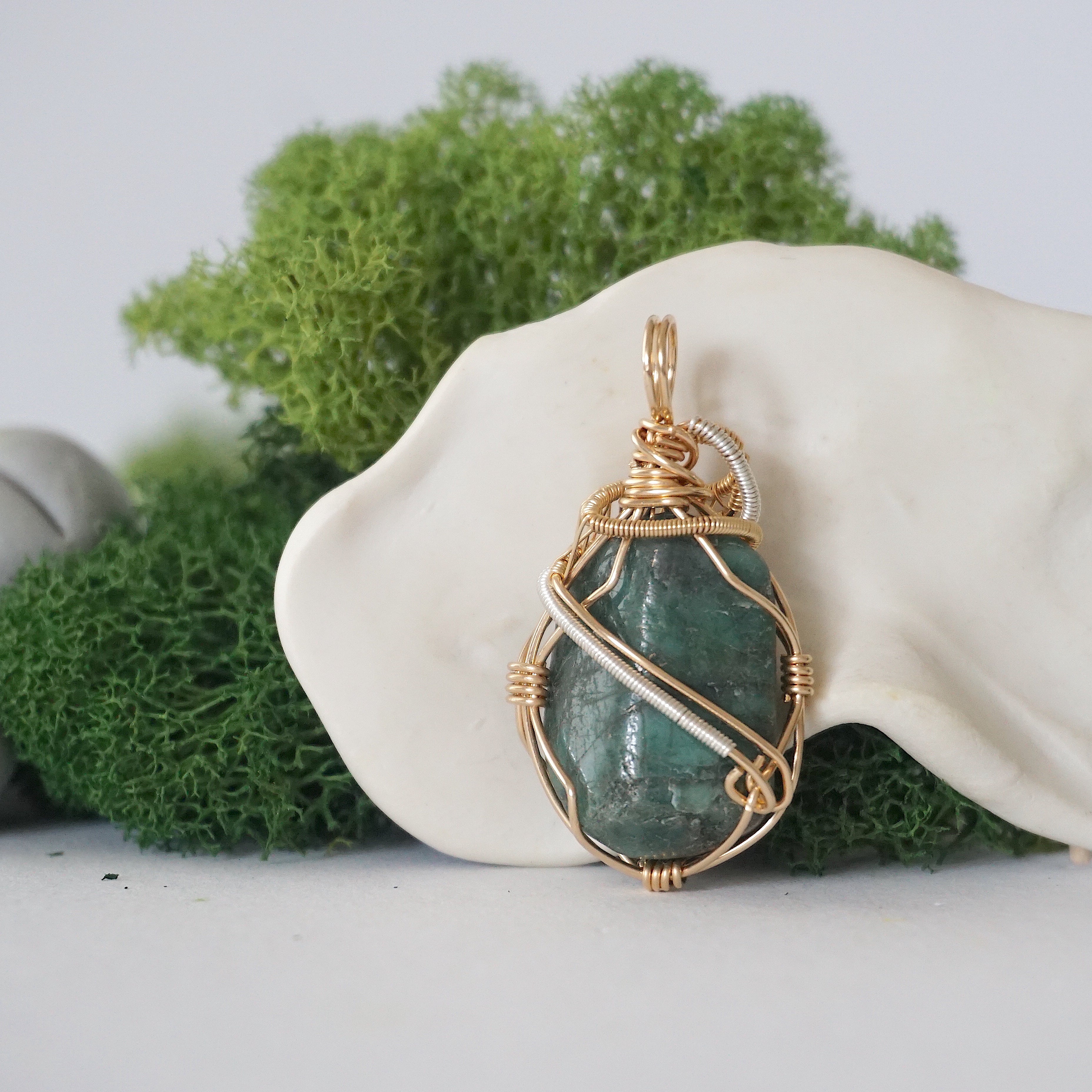 14K Gold Filled & Sterling Silver Raw Emerald Crystal Necklace - Natural Healing Gemstone Jewelry for Women, Perfect for Meditation, Yoga & Spiritual Gifts