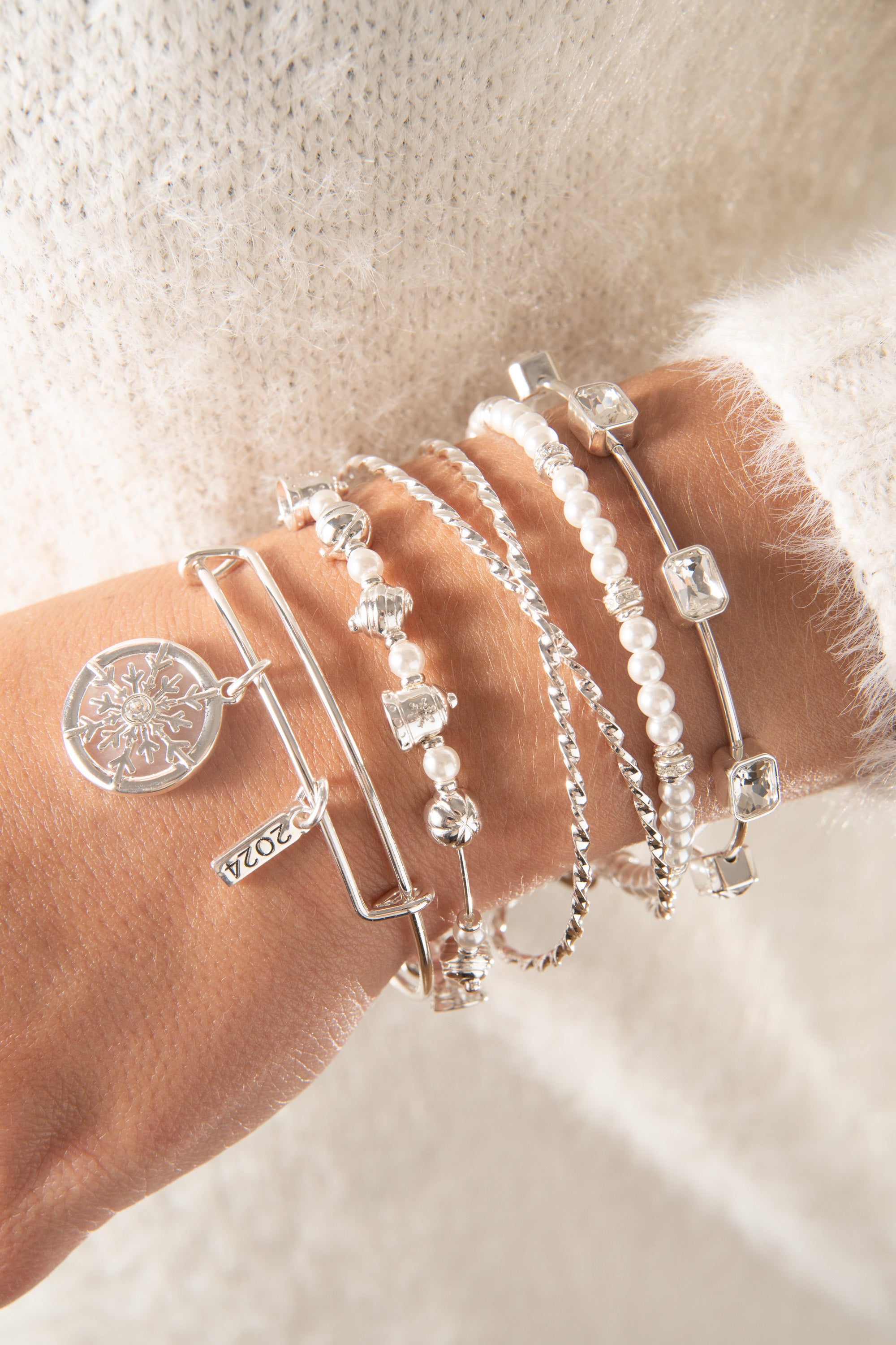 2024 Frosted Snowflake Charm Bangle Bracelet for Women - Elegant Winter Jewelry Gift for Christmas, Party & Holiday Outfits