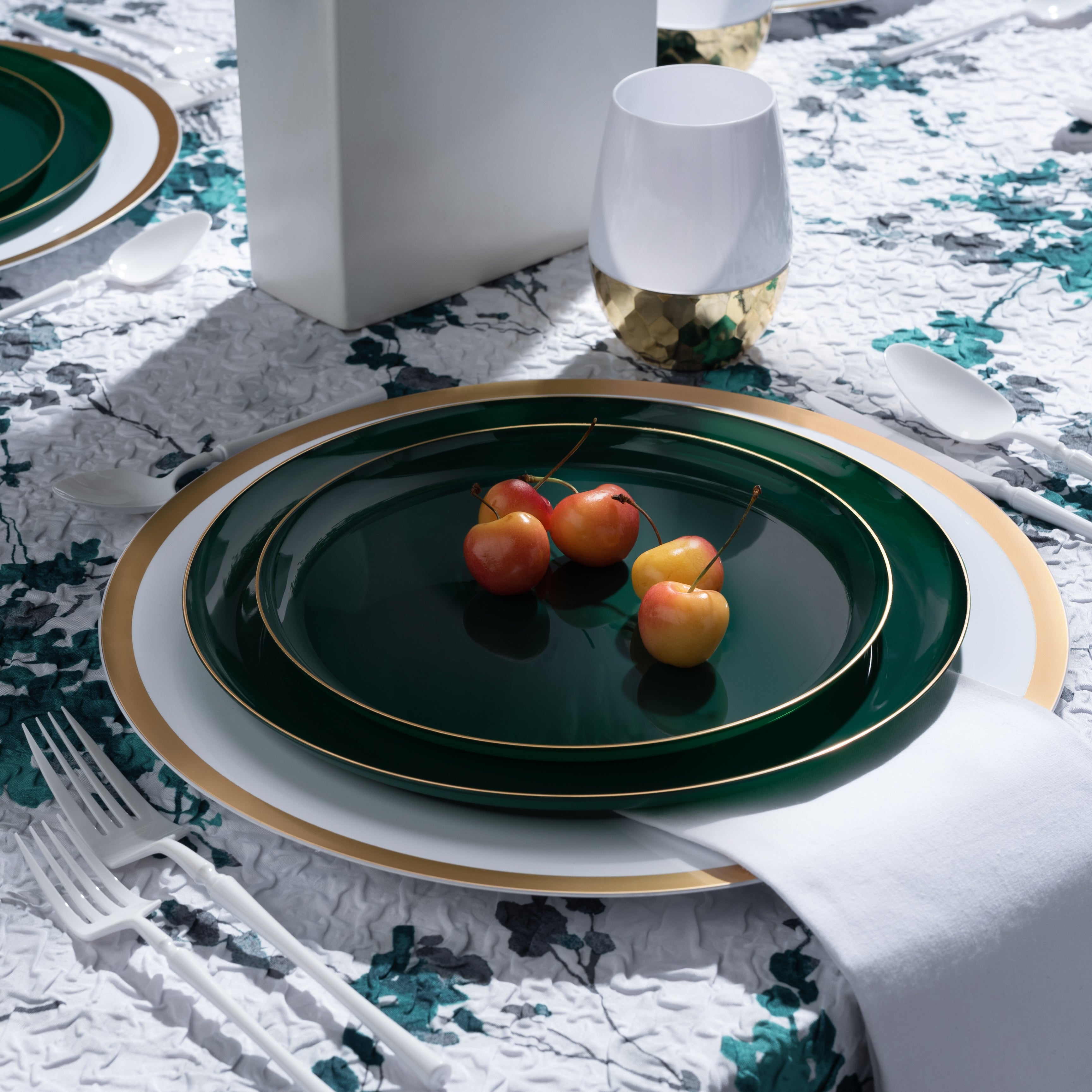 Premium 10-Pack Green & Gold Round Plastic Plates - Elegant Disposable Dinnerware for Parties, Weddings & Special Events