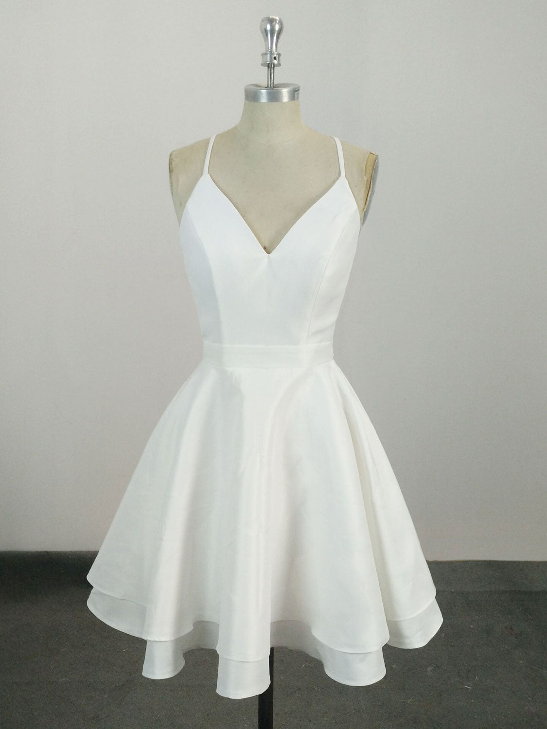 Elegant White V-Neck Satin Lace Short Prom Dress for Homecoming, Party, and Special Occasions - Perfect for Dances, Weddings, and Evening Events