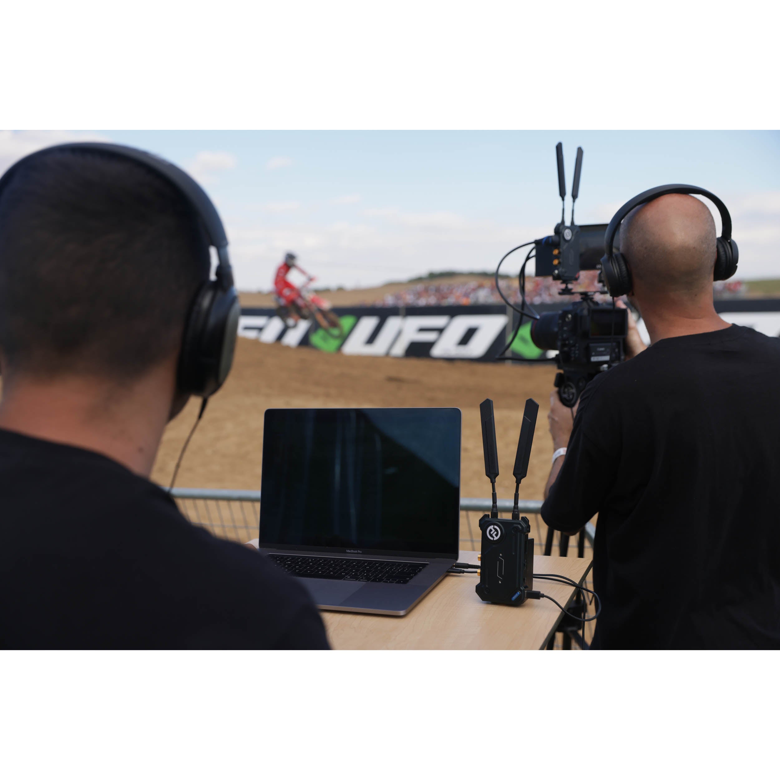 COSMO C1 Wireless SDI/HDMI Video Transmission System - Professional Wireless Video Transmitter & Receiver for Live Streaming, Film Production & Broadcast - Perfect for Events, Weddings & Studio Productions