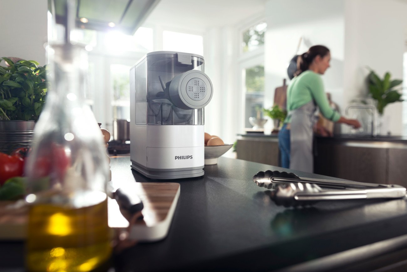 Philips Viva Collection HR2370/05 Compact Automatic Pasta and Noodle Maker Machine with 3 Classic Shaping Discs & Recipe Book - Perfect for Homemade Italian Pasta, Asian Noodles & Family Cooking - Small White Kitchen Appliance for Home Chefs