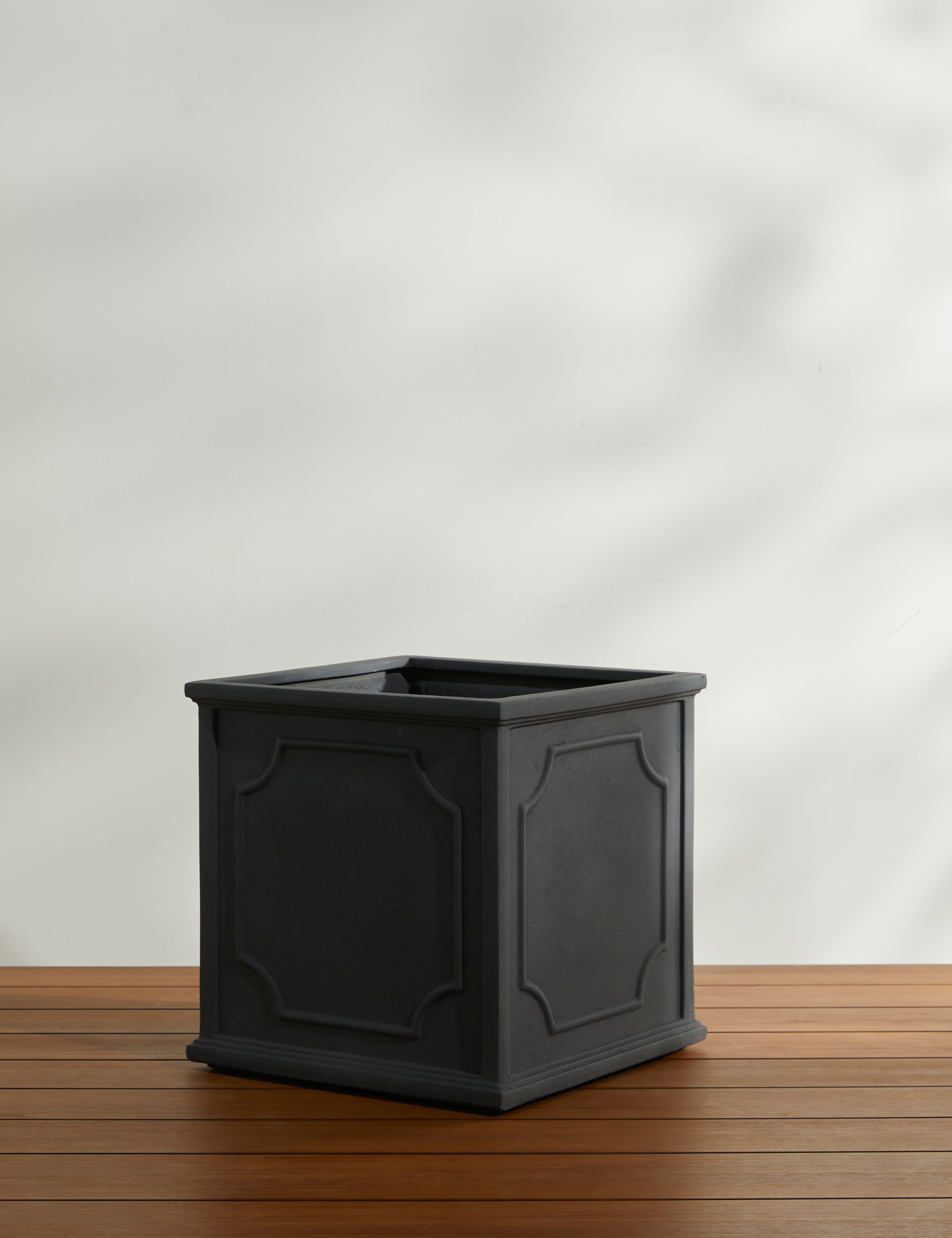 Campania International Cumberland Planter - Elegant Outdoor Garden Planter for Flowers, Plants & Herbs - Perfect for Patio, Deck, and Backyard Decor