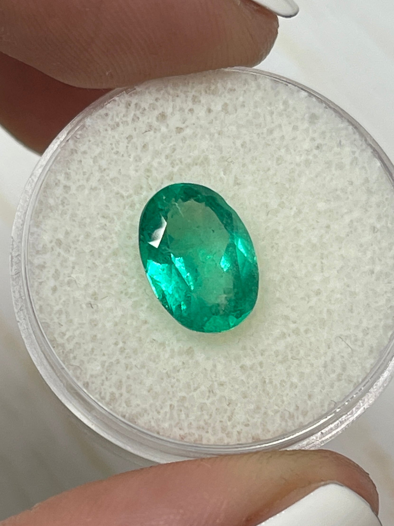 2.87 Carat 11x8mm Oval Cut Loose Colombian Emerald - Vivid Green Gemstone for Jewelry Making, Engagement Rings & Luxury Gifts
