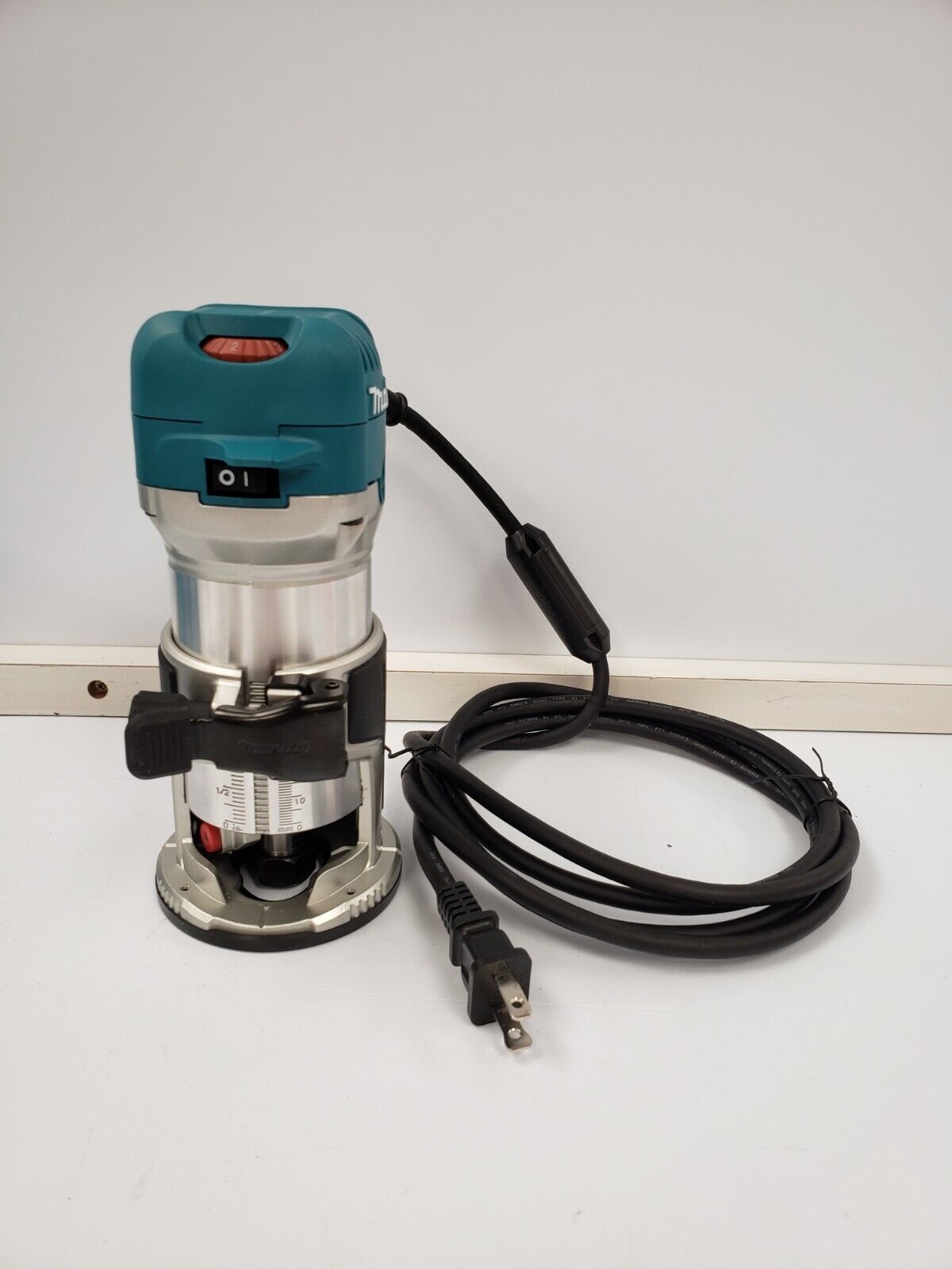 Makita RT0701C Compact Router - 1-1/4 HP, Variable Speed, Precision Woodworking Tool for DIY Projects & Professional Carpentry - Perfect for Edging, Trimming & Decorative Woodworking