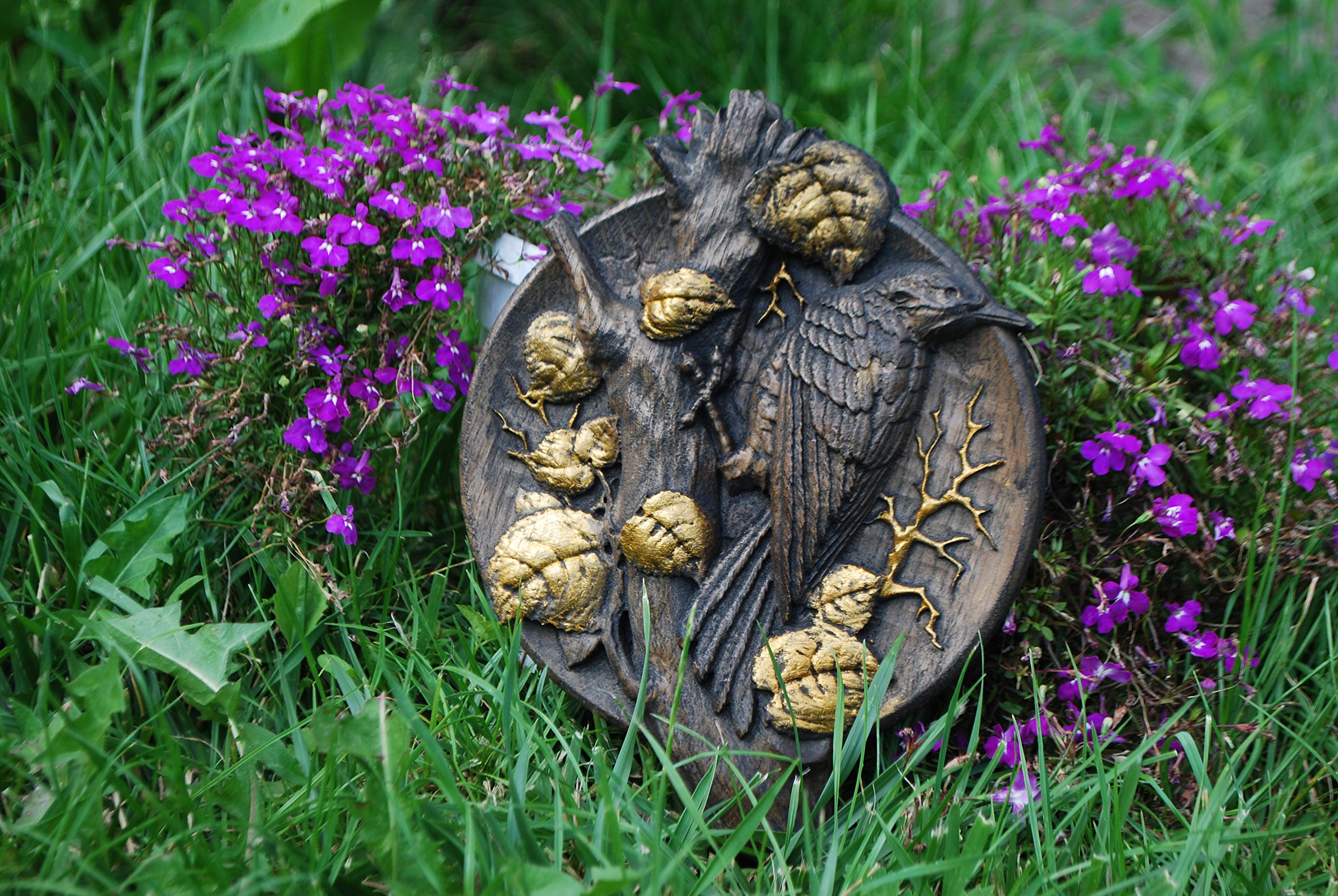 Handmade Woodpecker Ornament - Natural Wood Wall Art Round Decorative Plate with Bird Carving for Home Decor | Perfect for Living Room, Bedroom & Cabin Wall Decoration