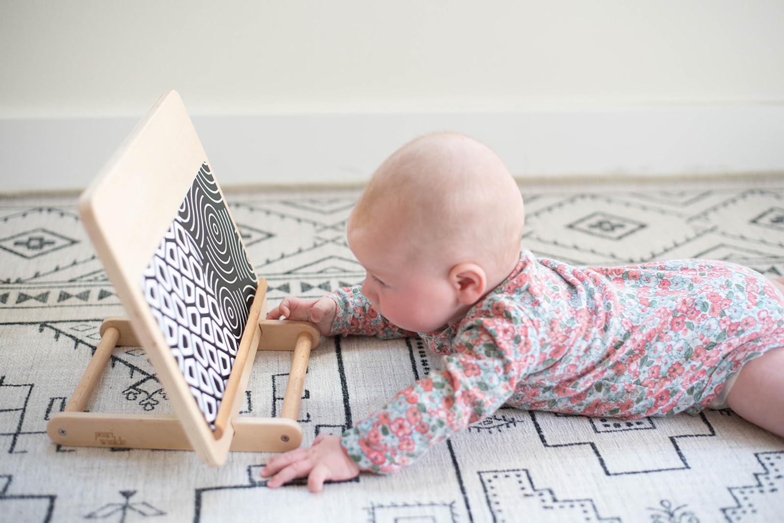 **Montessori Tummy Time Set for Babies 0-12 Months – High Contrast Cards & Baby Mirror – Newborn Sensory Toys for Early Development – Perfect for Playtime, Crawling & Visual Stimulation**