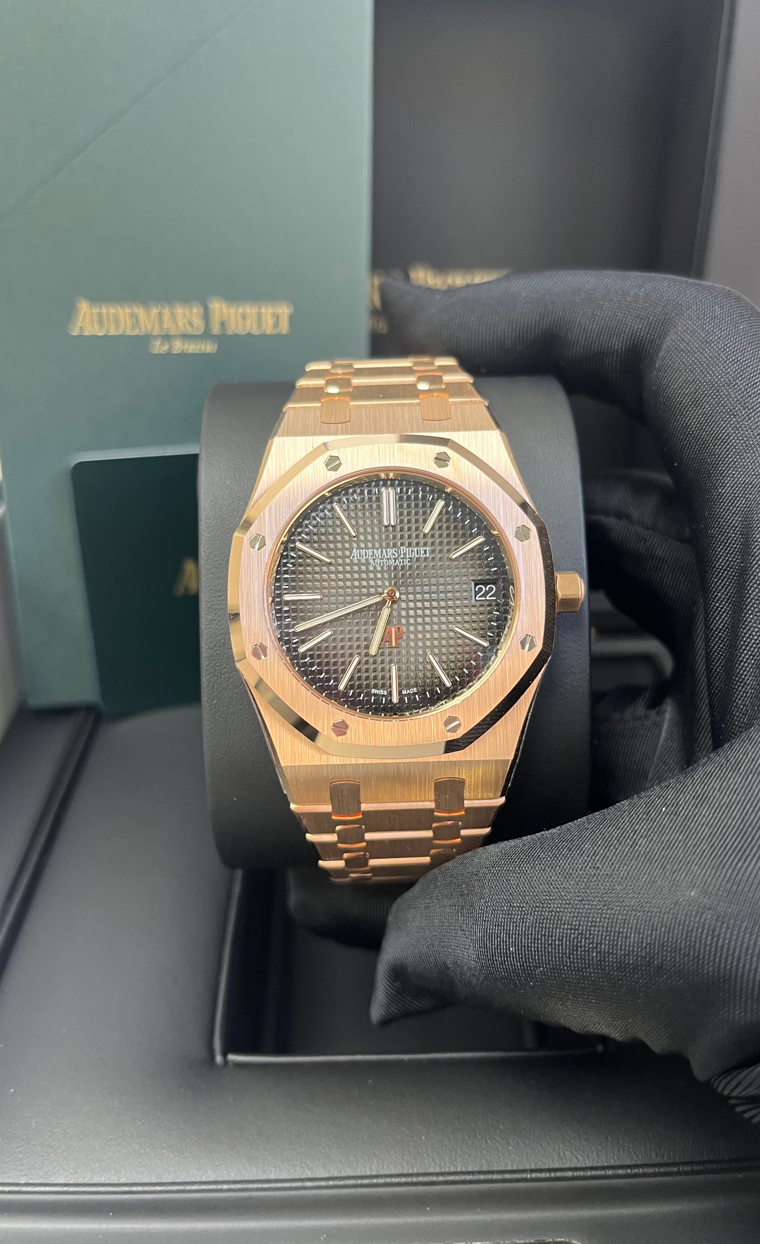 Audemars Piguet Royal Oak Jumbo 16202OR Extra Thin 39mm 18K Rose Gold Men's Luxury Watch - Perfect for Business Meetings & Formal Occasions