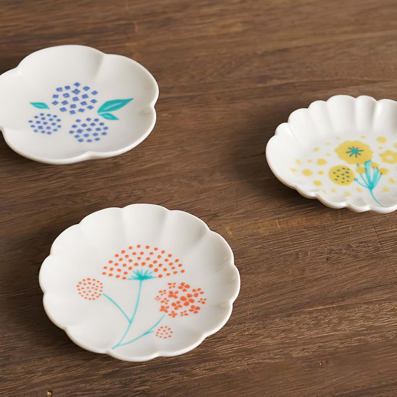 Harekutani Porcelain Flower Small Plate Set - Elegant Japanese Style Appetizer Dishes for Dessert, Sushi & Tea Ceremony (Set of 3) - Perfect for Home Dining, Party Serving & Gift Giving
