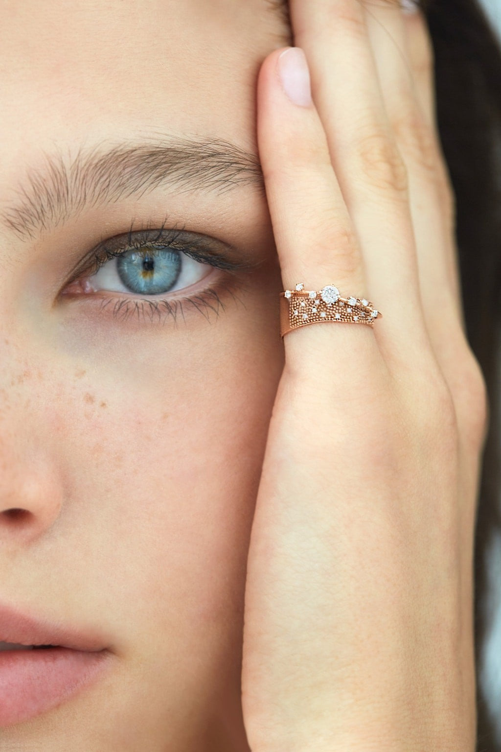 Big Très or Irregular Band Diamonds Gold Ring – Elegant Statement Jewelry for Weddings, Parties & Special Occasions