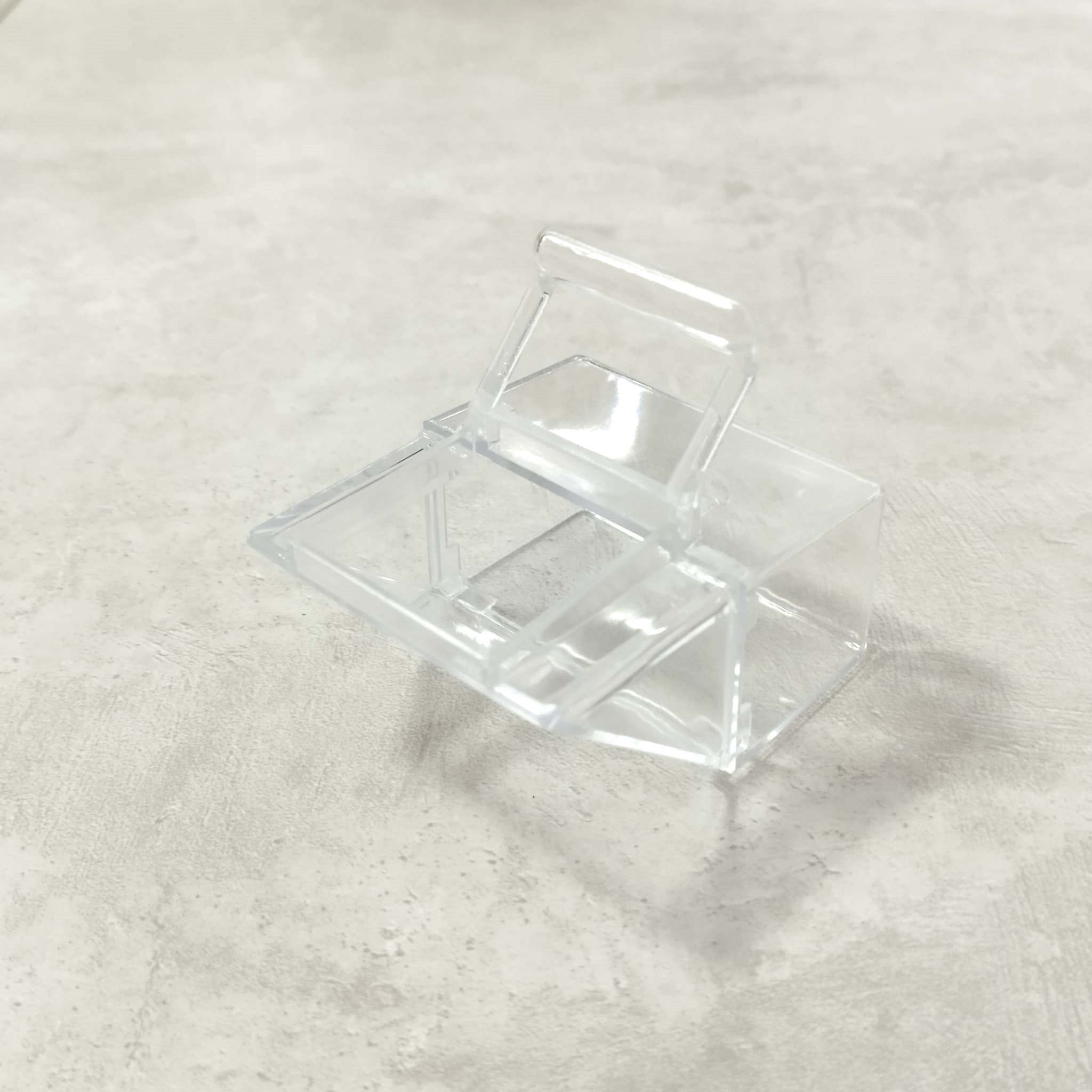 DAYANG Clear Plastic Bird Feeder with Perch - Perfect for Outdoor Garden, Patio, and Backyard Bird Watching