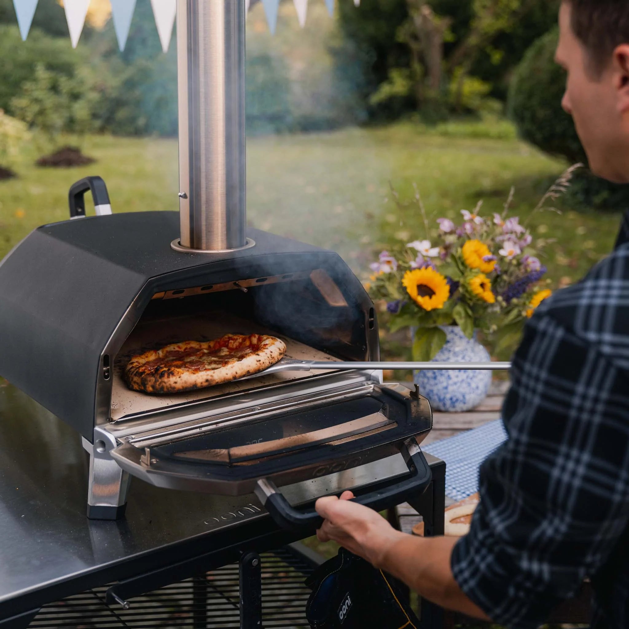 Ooni Karu 16 Multi-Fuel Outdoor Pizza Oven - Portable Wood & Gas Pizza Maker for Backyard, Camping & Parties - Perfect for Homemade Neapolitan & Artisan Pizzas