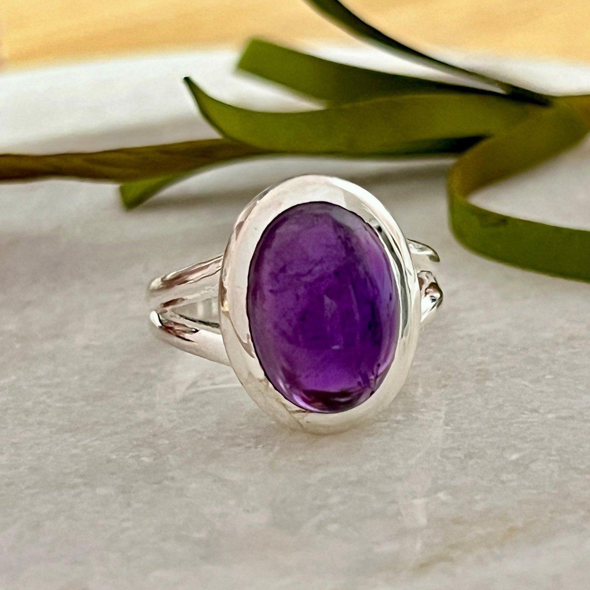 Elegant Oval Amethyst Ring for Women - Vintage Purple Gemstone Jewelry - Perfect for Wedding, Anniversary & Special Occasion Gifts