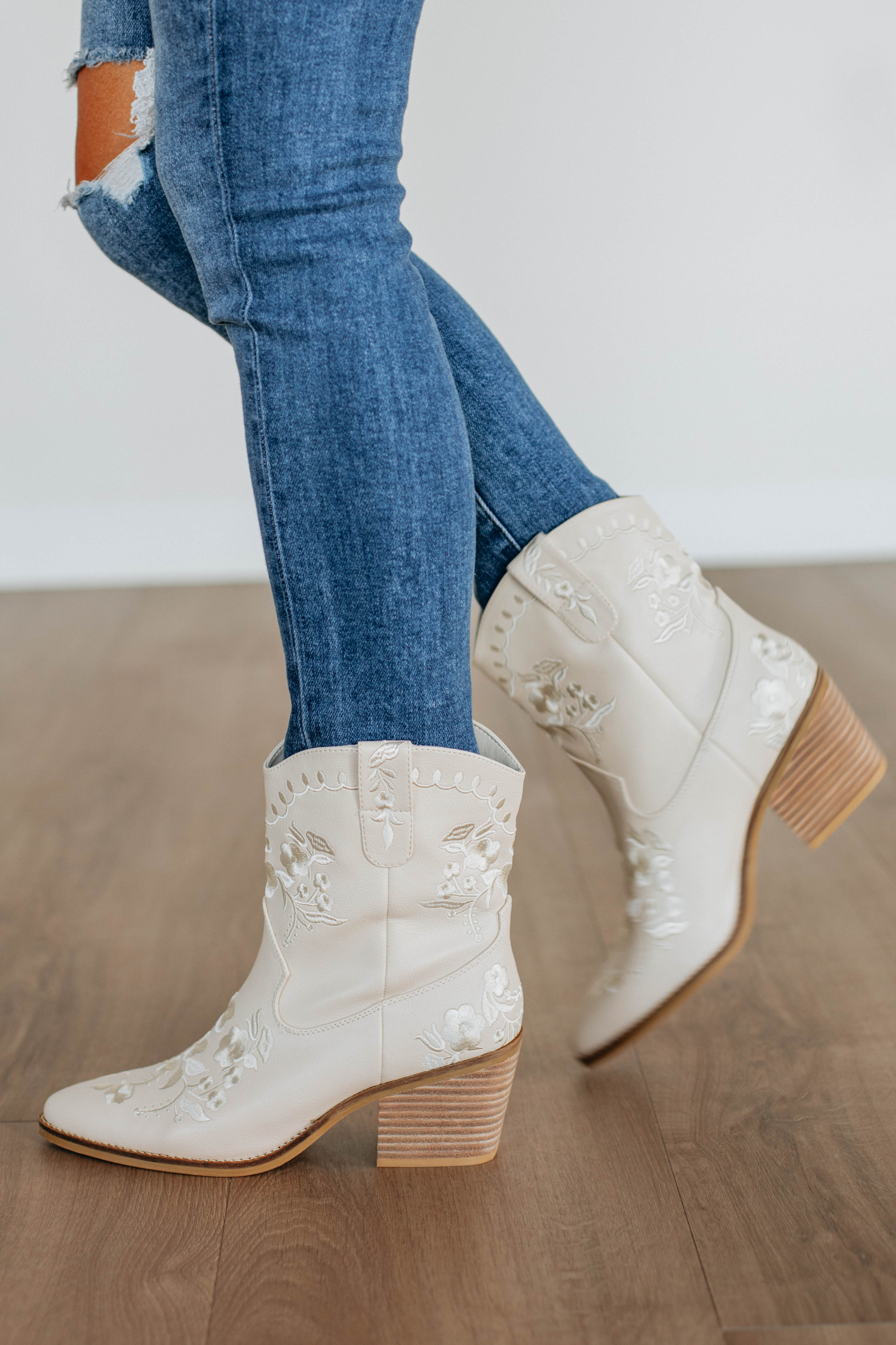 Cowgirl Crazy Boots - Stylish Western Cowboy Boots for Women | Perfect for Rodeo, Country Dancing & Outdoor Adventures
