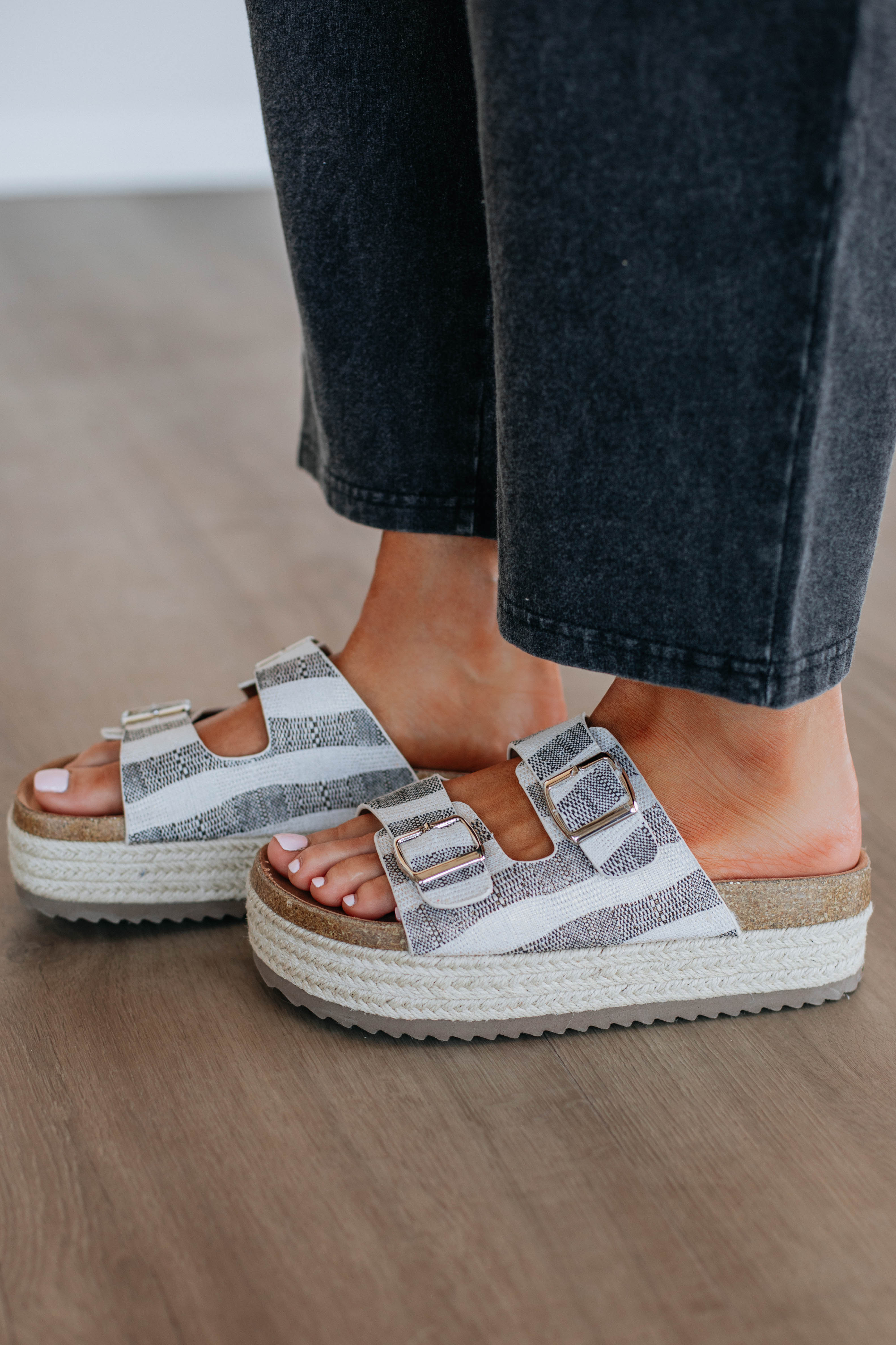 Effortless Edge Sandals - Women's Comfortable Slide Sandals for Summer | Casual Beach Walking, Vacation Outfits, Poolside Lounging