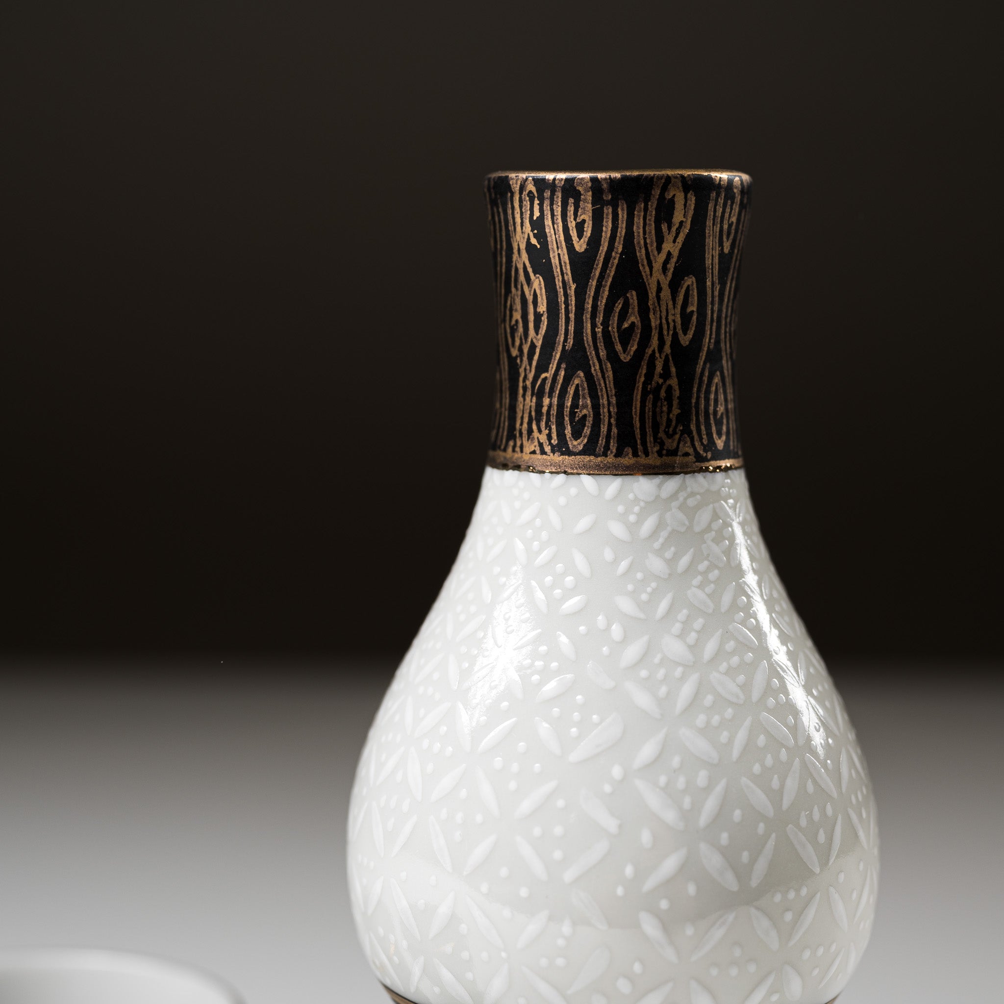 Premium Kutani Ware Japanese Sake Set - Hyotan Shippo Design - Authentic Handcrafted Ceramic Sake Bottle & Cups - Perfect for Gifts, Japanese Tea Ceremonies & Home Decor