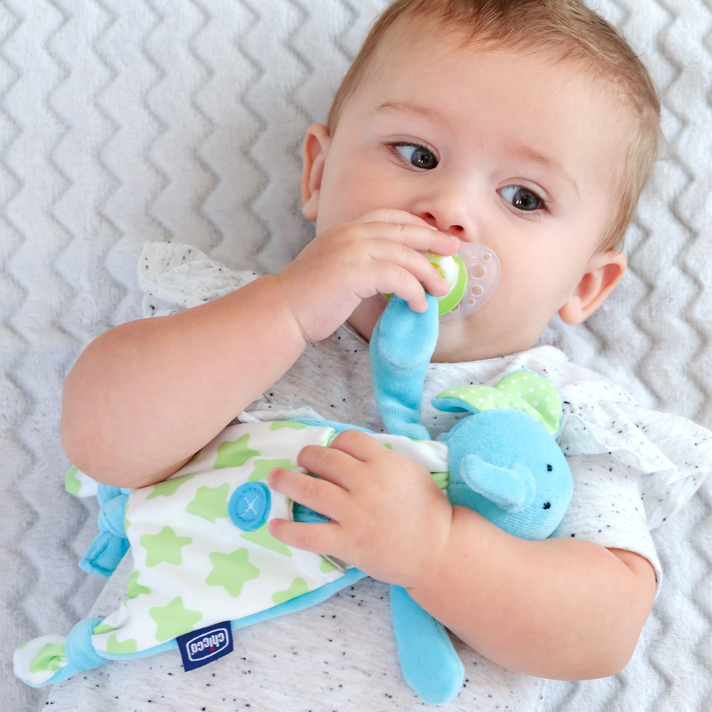 Chicco Pocket Buddies Soft Pacifier Lovey - Soothing Baby Security Blanket for Naptime & Travel | Cute Plush Toy for Infants & Toddlers