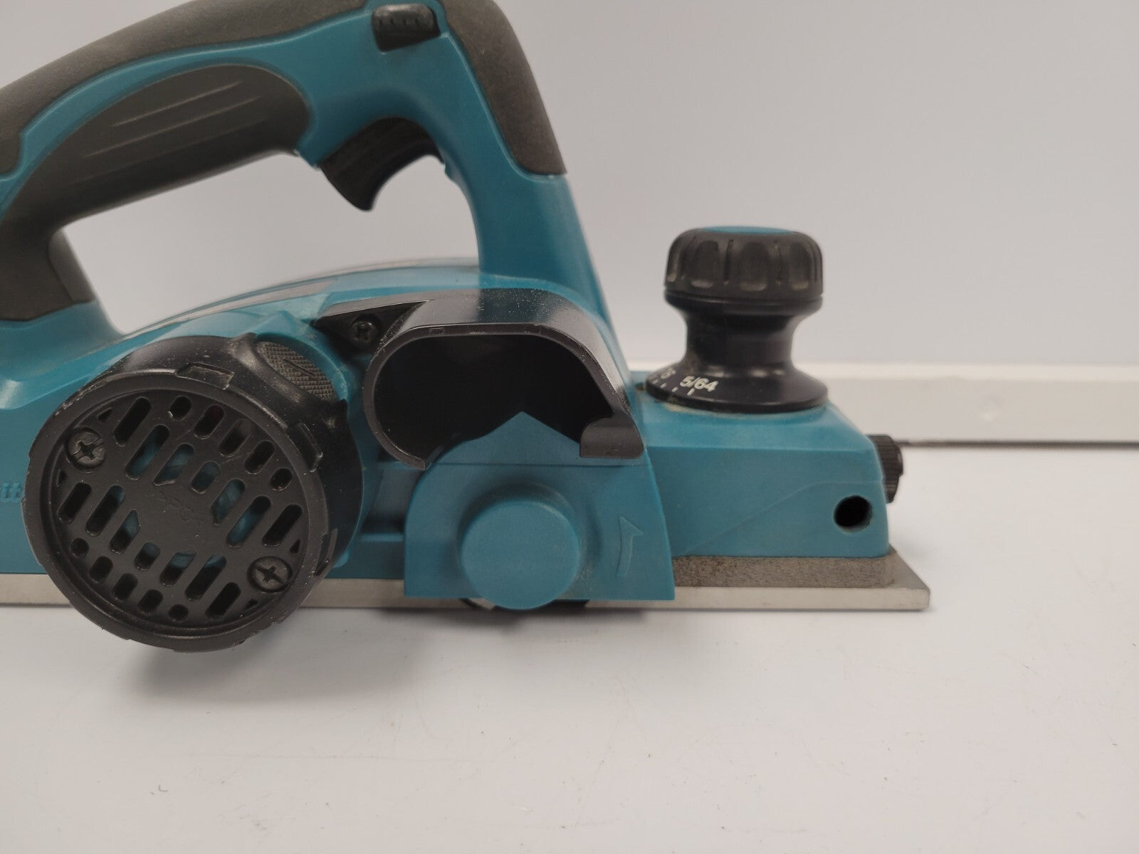 Makita DPJ180 Biscuit Joiner - Professional Woodworking Joinery Tool for Cabinet Making & Furniture Repair | Perfect for DIY Projects & Home Renovations