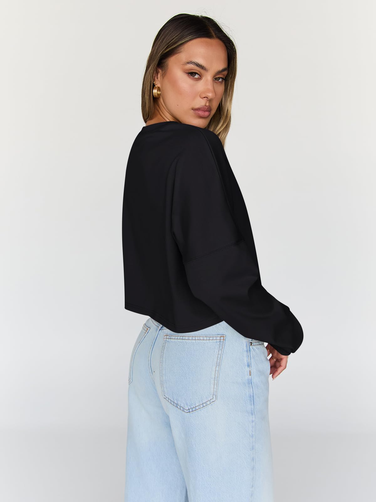 Trendy Queen Women's Cropped Oversized Crewneck Sweatshirt - Long Sleeve Fall Winter Pullover Sweater (Casual Outfit, Streetwear, Loungewear) 2025
