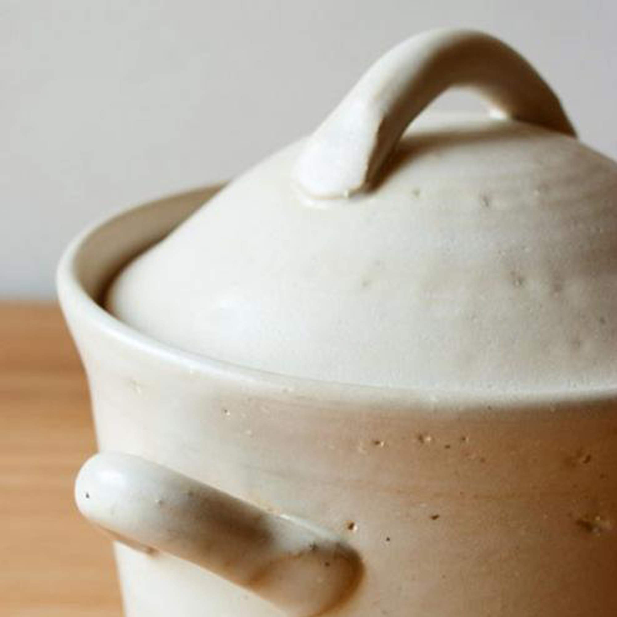 Premium Japanese Donabe Clay Rice Cooker Pot - 3 Go (2200cc) Traditional White Ceramic for Perfect Stovetop Rice, Hot Pot & Stews - Ideal for Home Cooking & Japanese Cuisine
