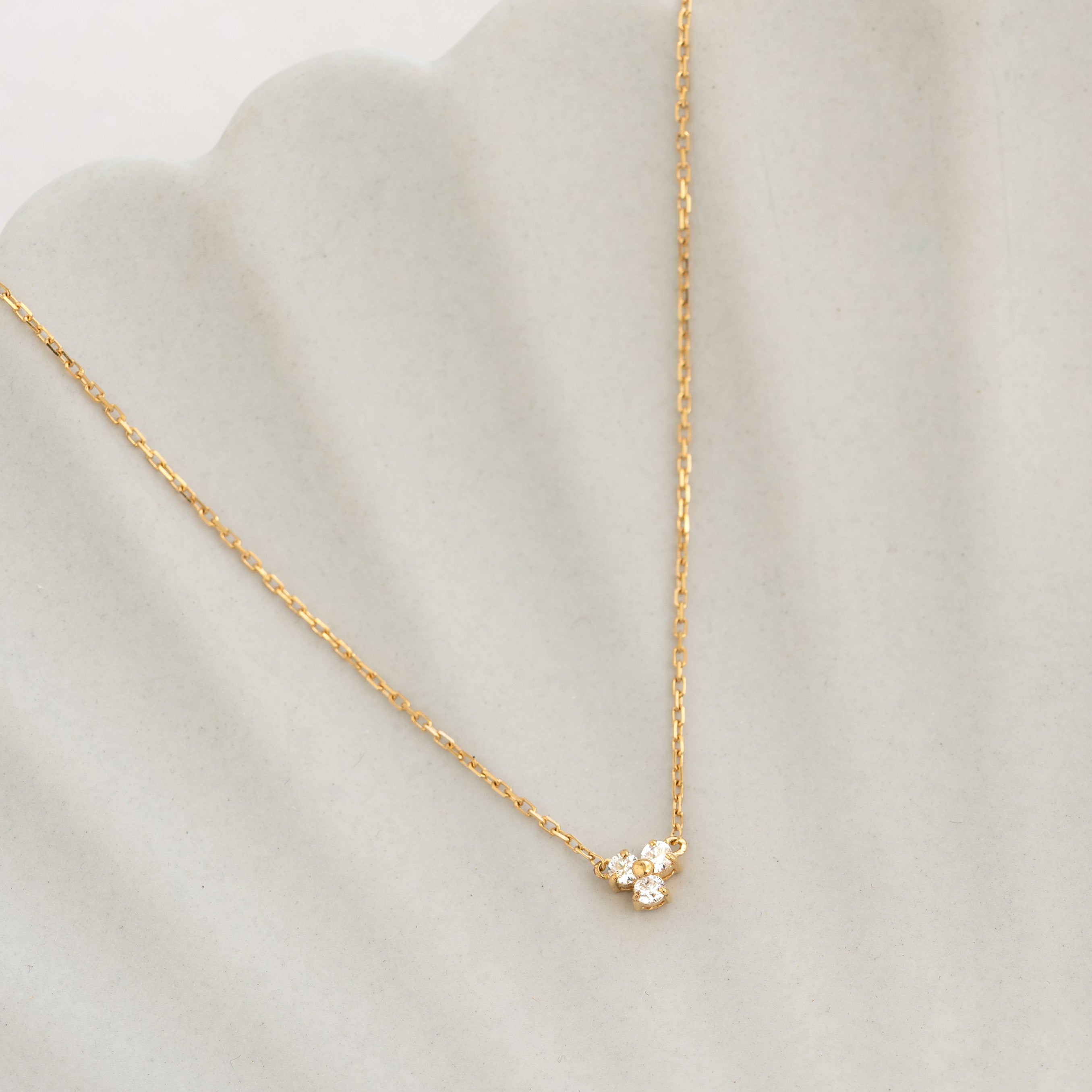 Trillium Necklace for Women - Elegant Floral Pendant Jewelry Gift for Her - Perfect for Weddings, Anniversaries & Special Occasions