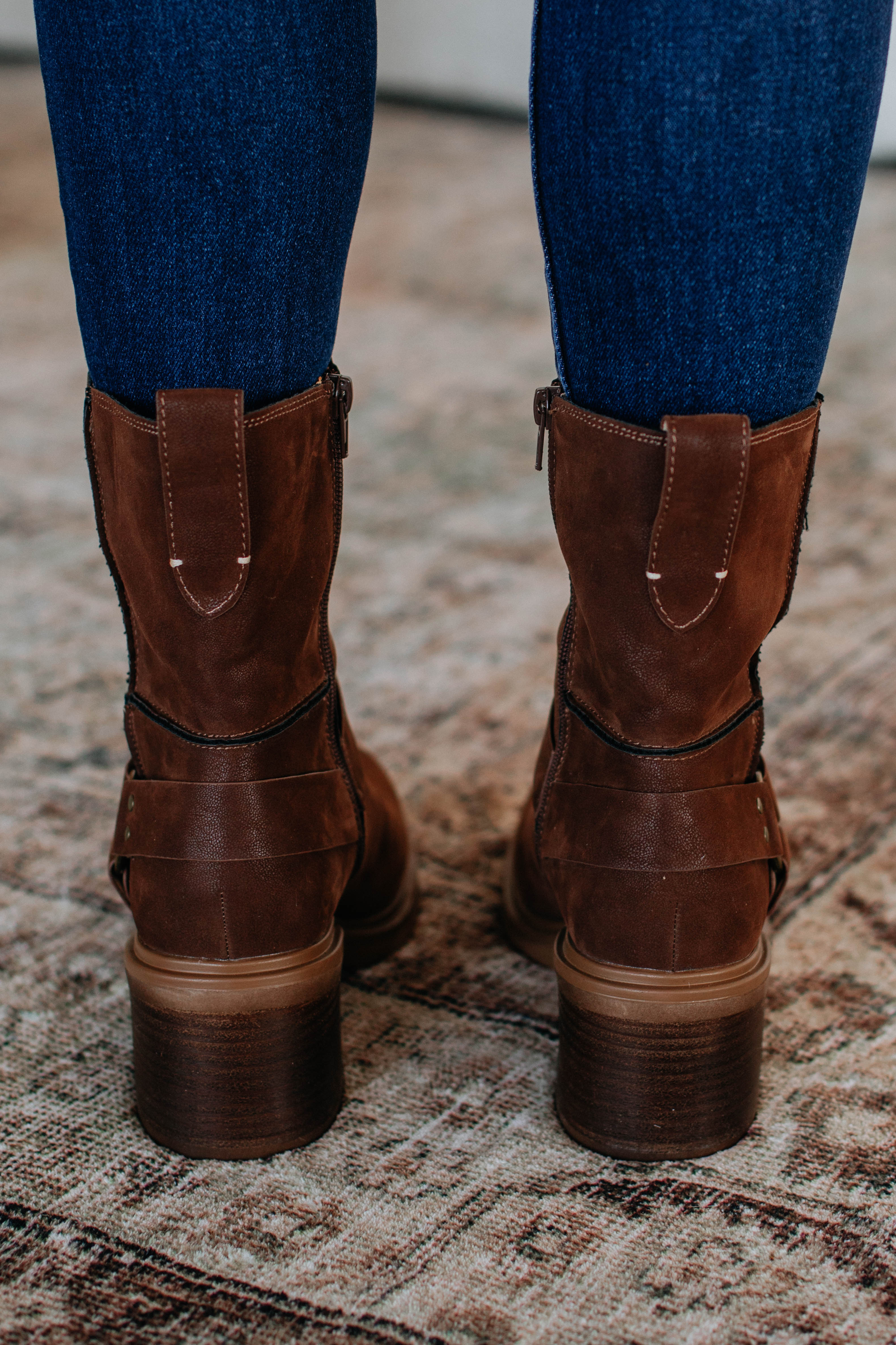 Stylish & Comfortable Women's Boots for Fall & Winter - Perfect for Outdoor Hiking, Casual Wear & Fashion Outfits